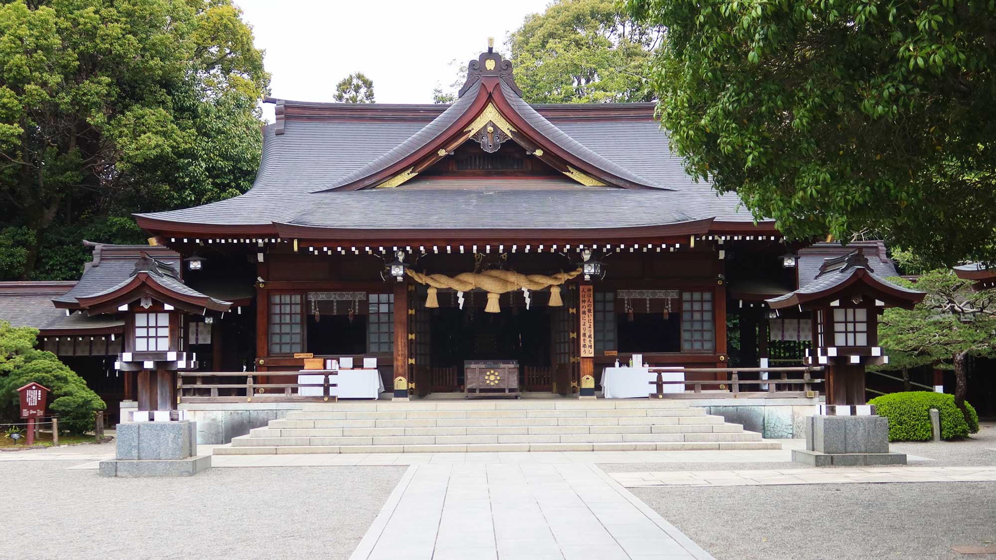 【水前寺成趣園／出水神社】当宿から徒歩3分。美しい庭園を眺めながら参拝することができます。