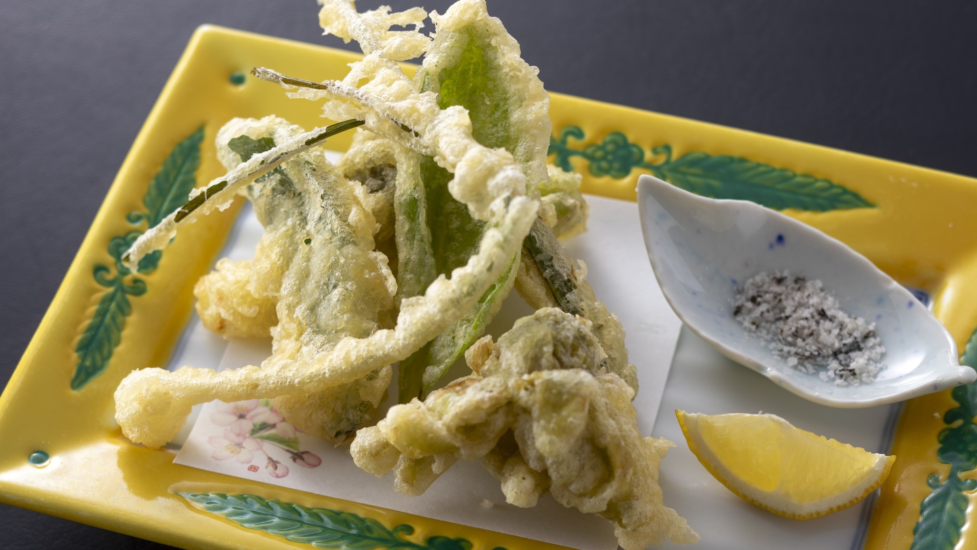 【春・華会席】蛤と鯛と新若芽の鍋や桜鱒木の芽焼き、春野菜の天婦羅など旬の味覚で春を満喫！