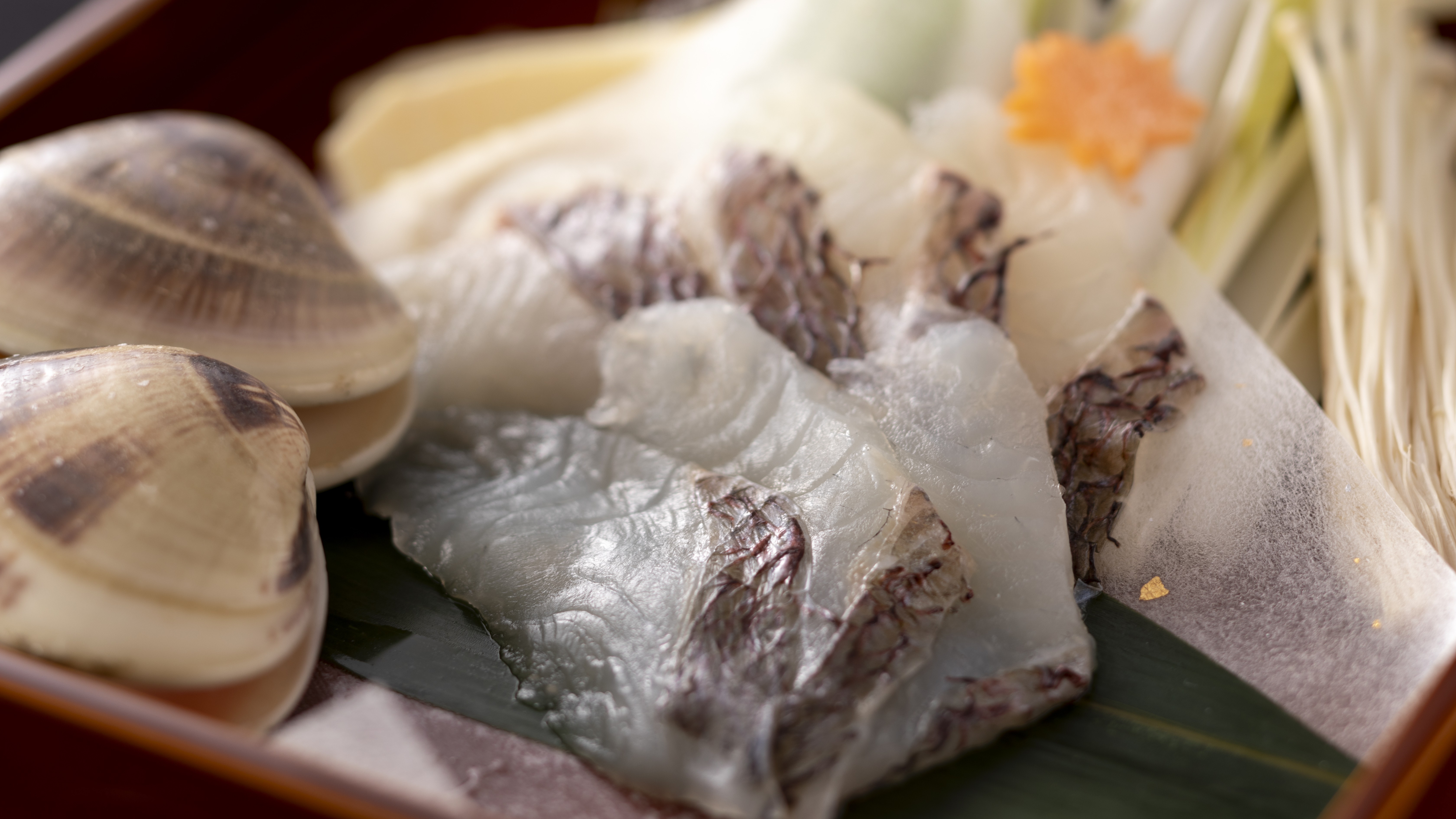 【春のお料理・蛤と鯛と新若芽の鍋】