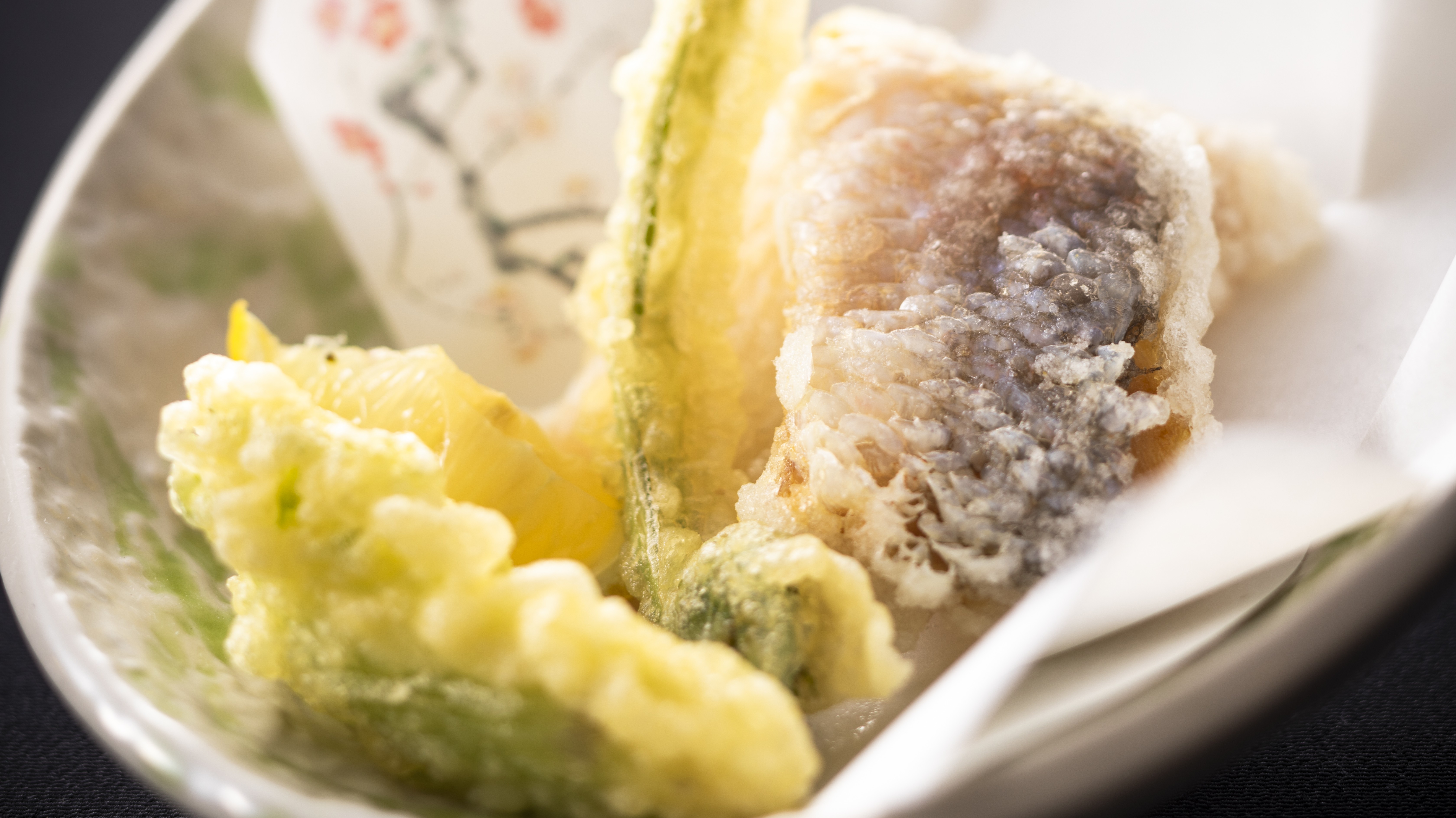 【春のお料理・甘鯛の松笠揚げ】うろこを香ばしく揚げた甘鯛は、外はサクサク、中はふんわりとした食感。