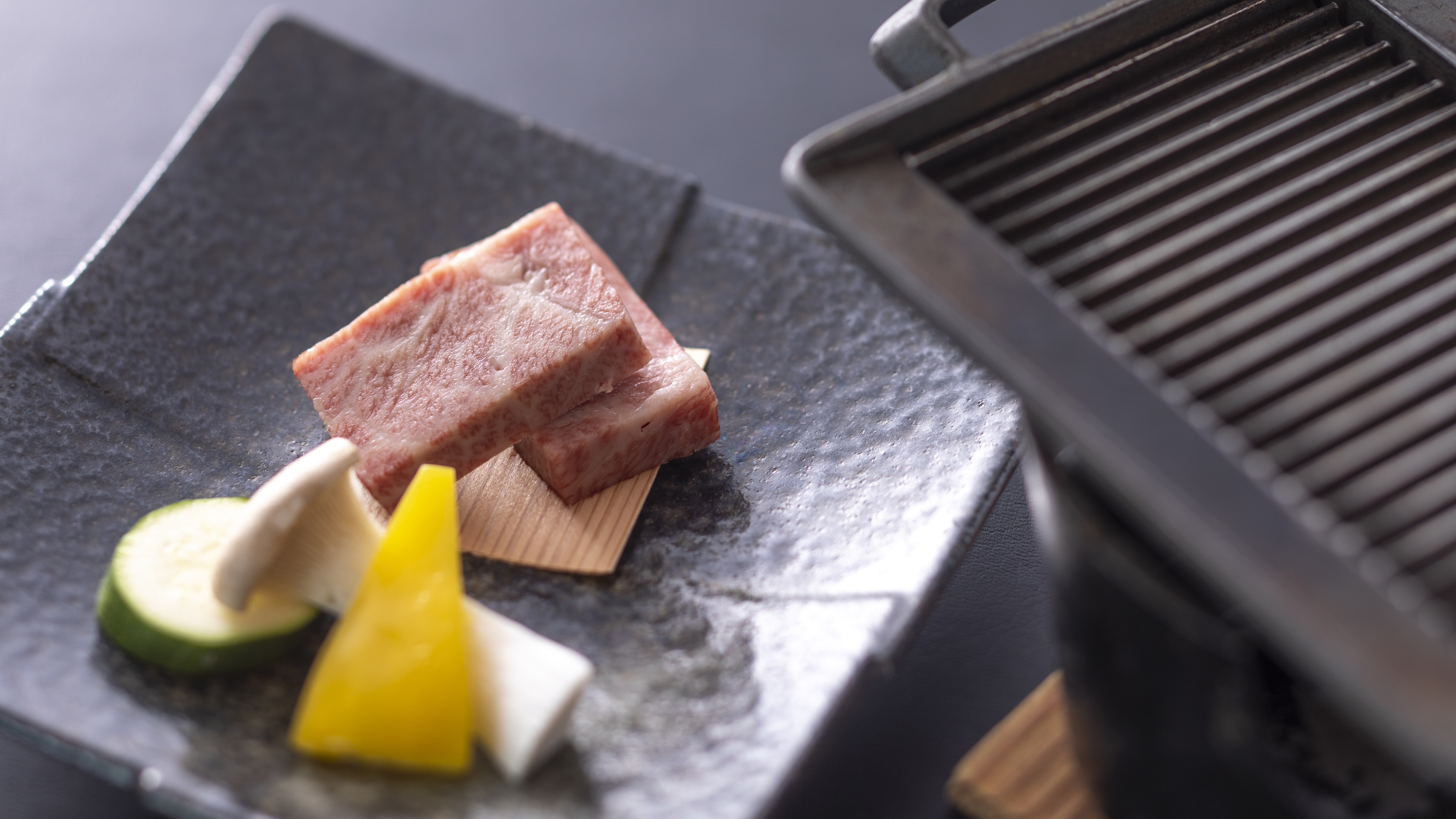 【通年・お料理】和牛の王様「但馬牛」ステーキは、きめ細かな霜降りと濃厚な旨味を堪能できます（一例）