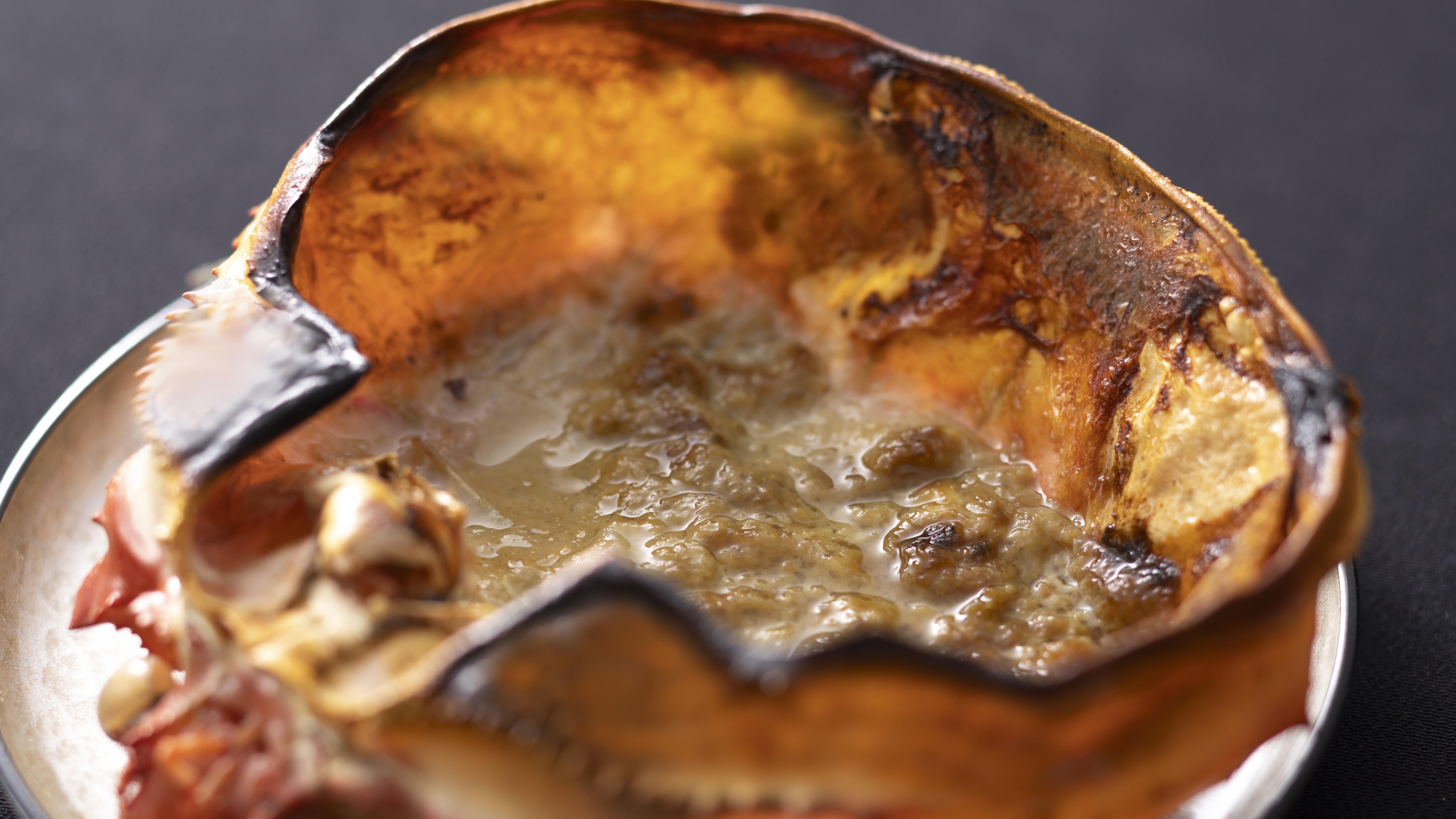 【春＆秋のお料理・香住ガニ甲羅味噌焼き】濃厚でコクのあるカニ味噌を丁寧に焼き上げました。