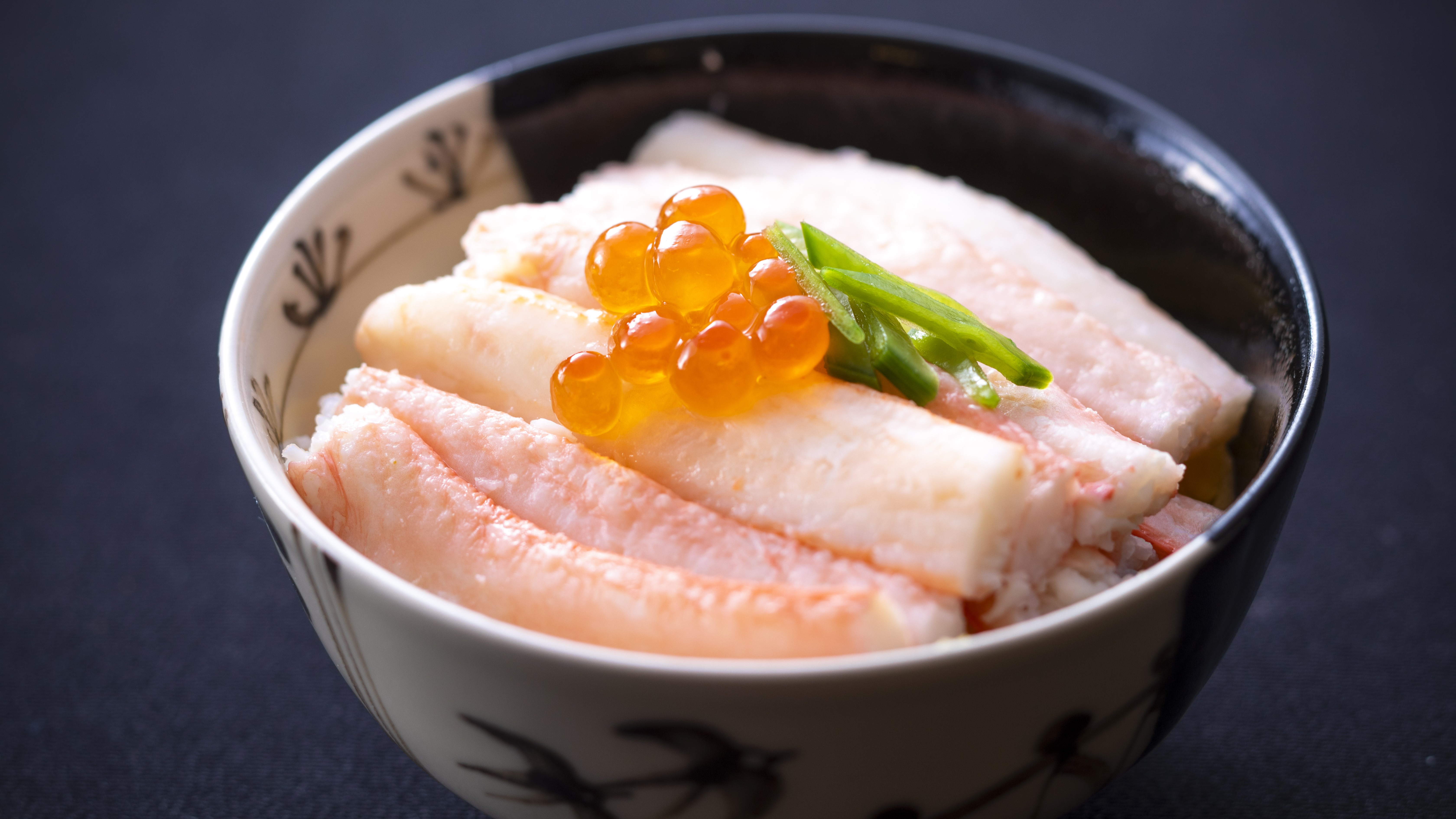 【春＆秋のお料理・紅ガニちらし寿司】春と秋、彩り豊かな季節に味わう華やかな香住ガニのちらし寿司。