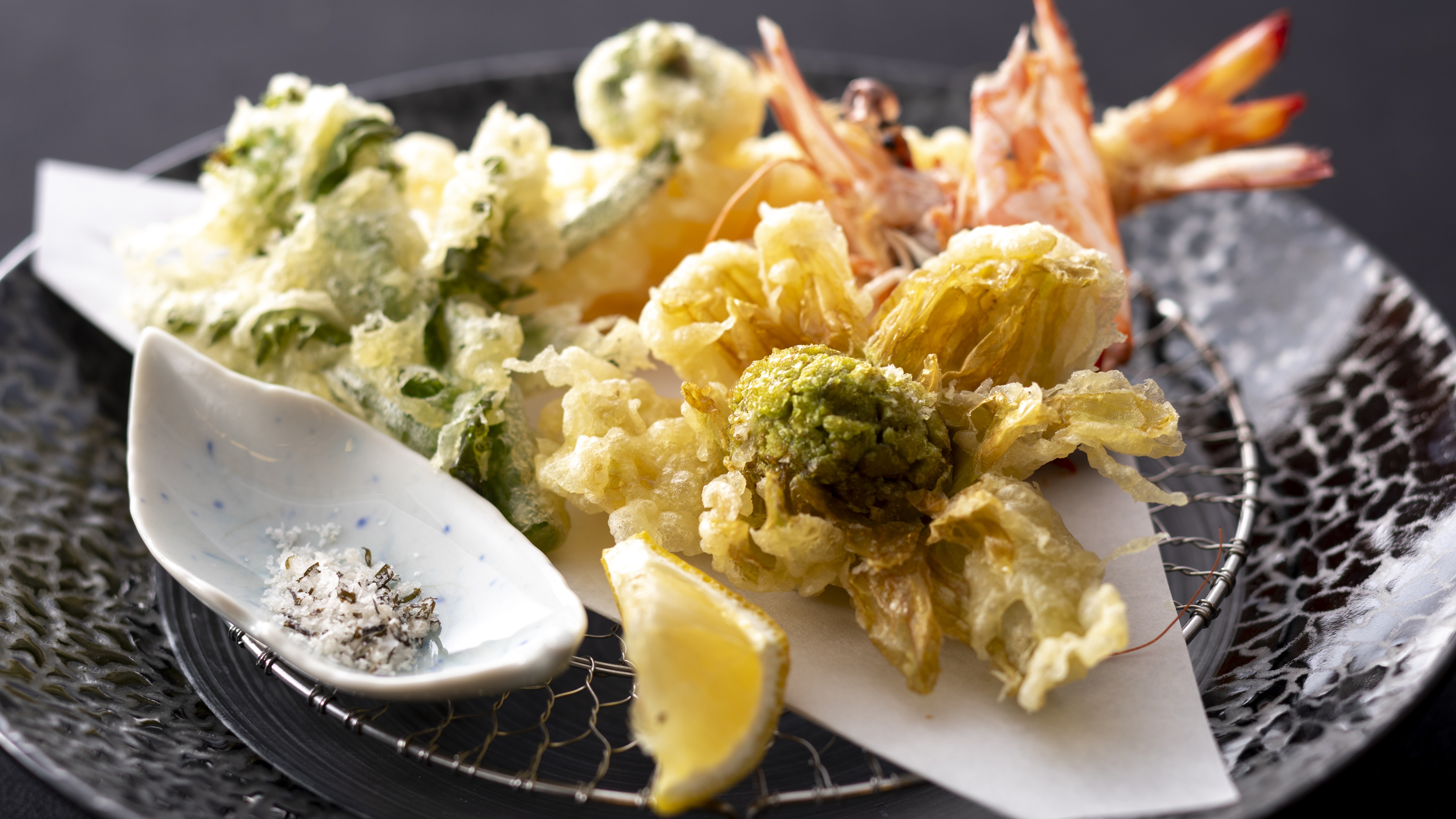 【春のお料理・車海老と山菜の天婦羅】春の訪れを感じさせる、香り豊かな旬の天婦羅。