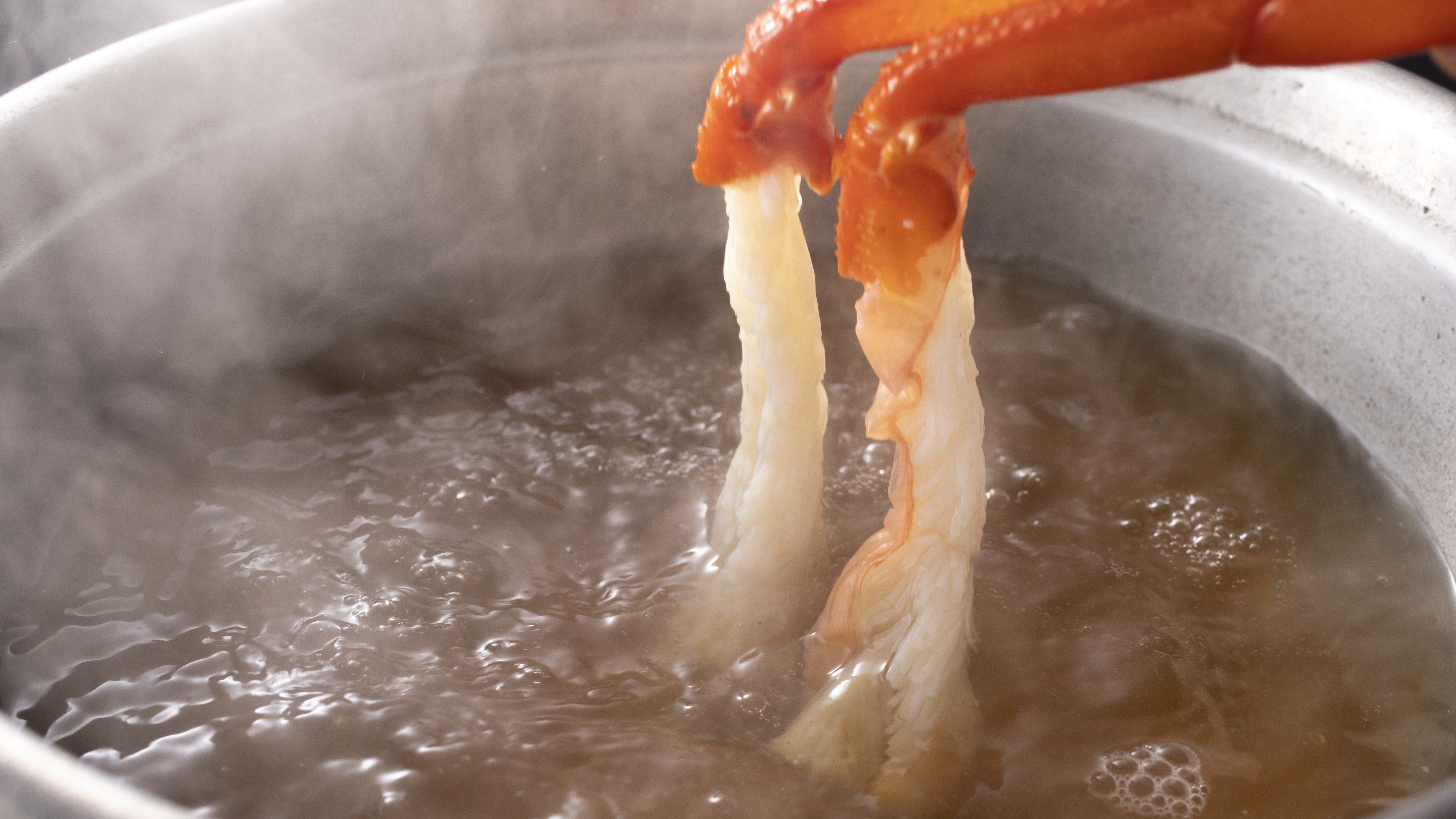 【春＆秋のお料理・カニしゃぶ】出汁にくぐらせるとふんわりと花開くカニの身を味わう。