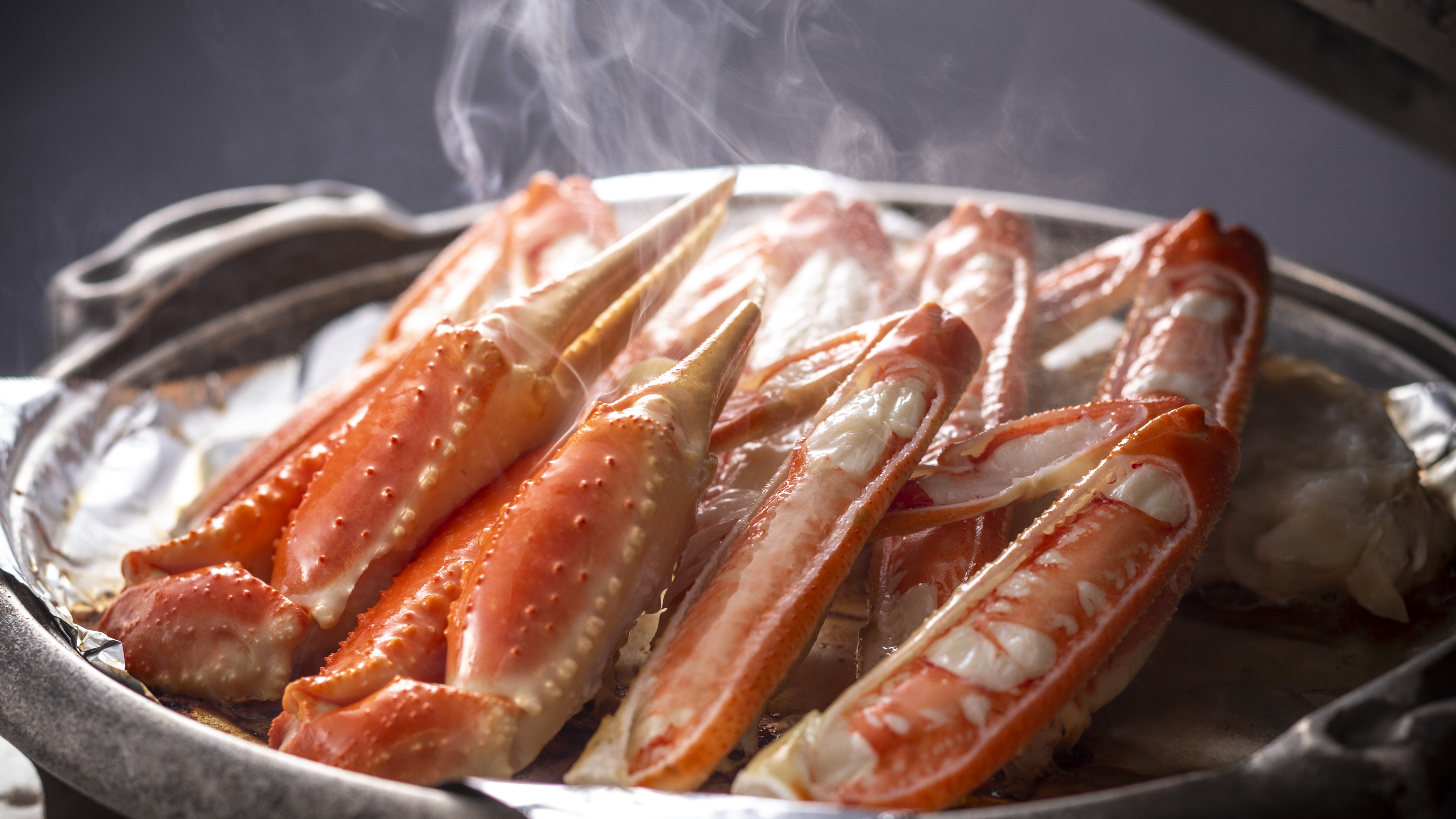 【冬のお料理・カニの陶板焼き】旨味をギュッと閉じ込めた！佐竹名物「カニの陶板焼き」（一例）