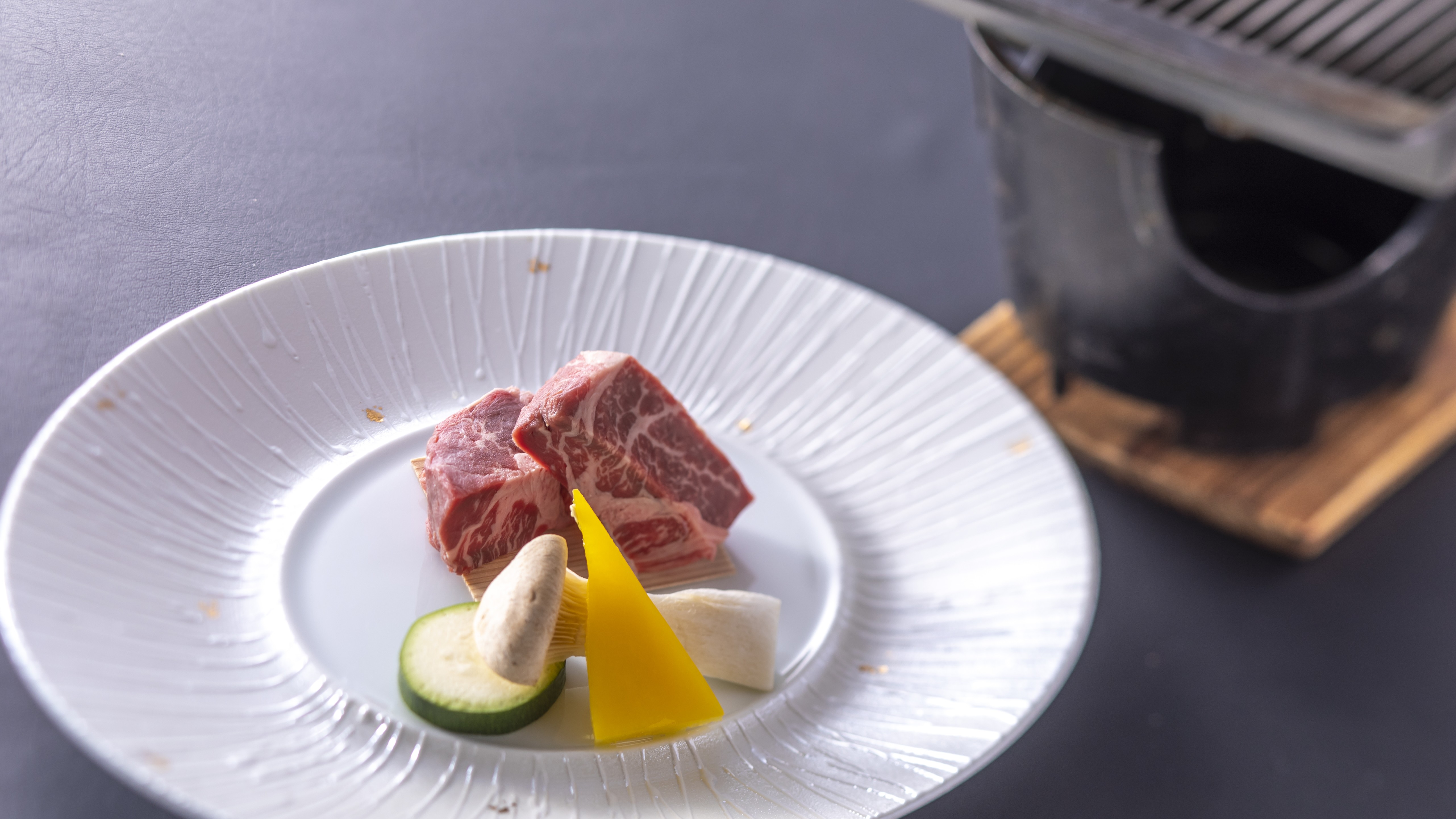 【通年・お料理】和牛の王様「但馬牛」ステーキは、きめ細かな霜降りと濃厚な旨味を堪能できます（一例）