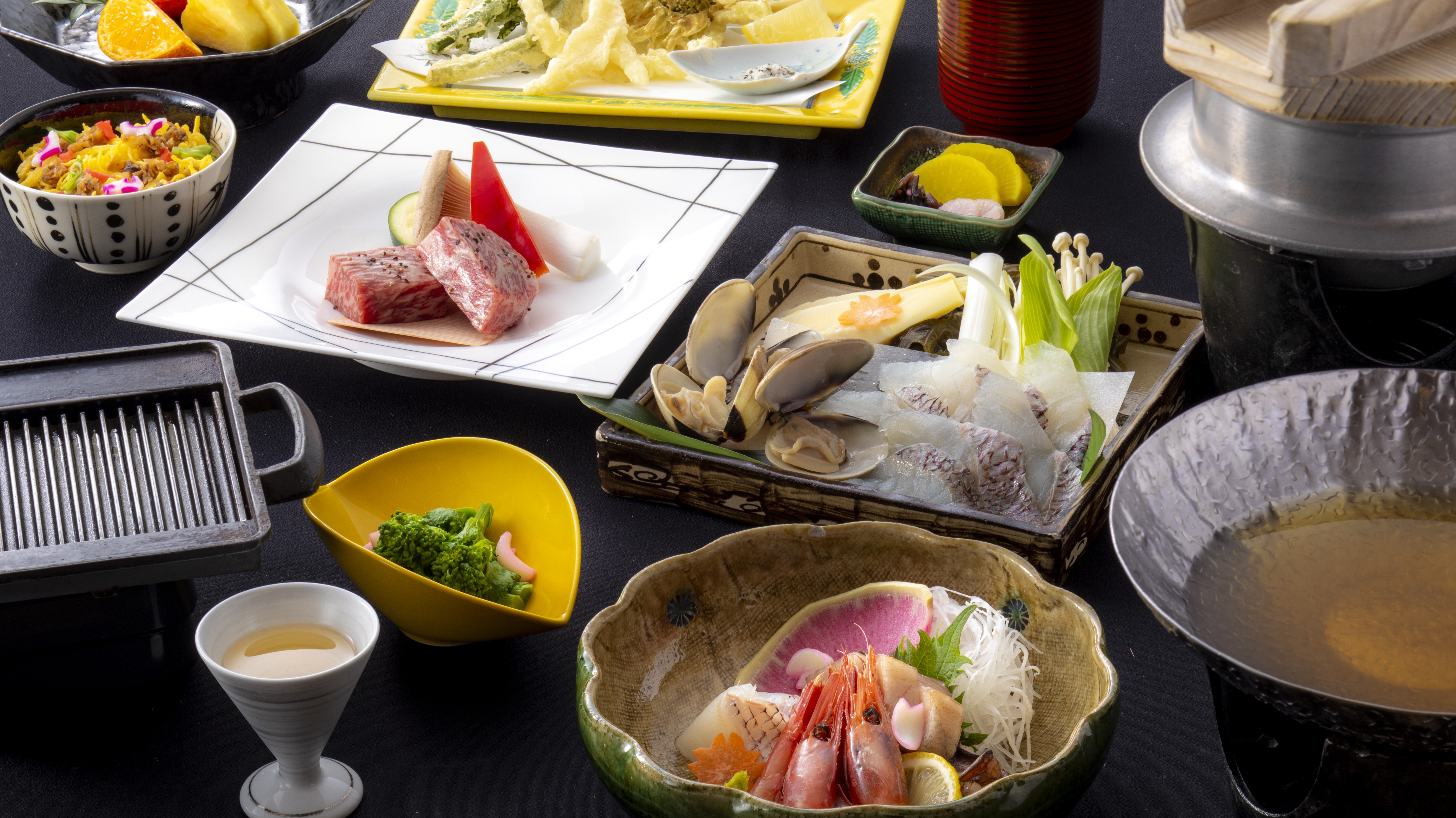 【春・華会席】「白魚と山菜の天婦羅」や「蛤と鯛と新若芽の鍋」など旬の味覚と温泉で春を満喫（一例）