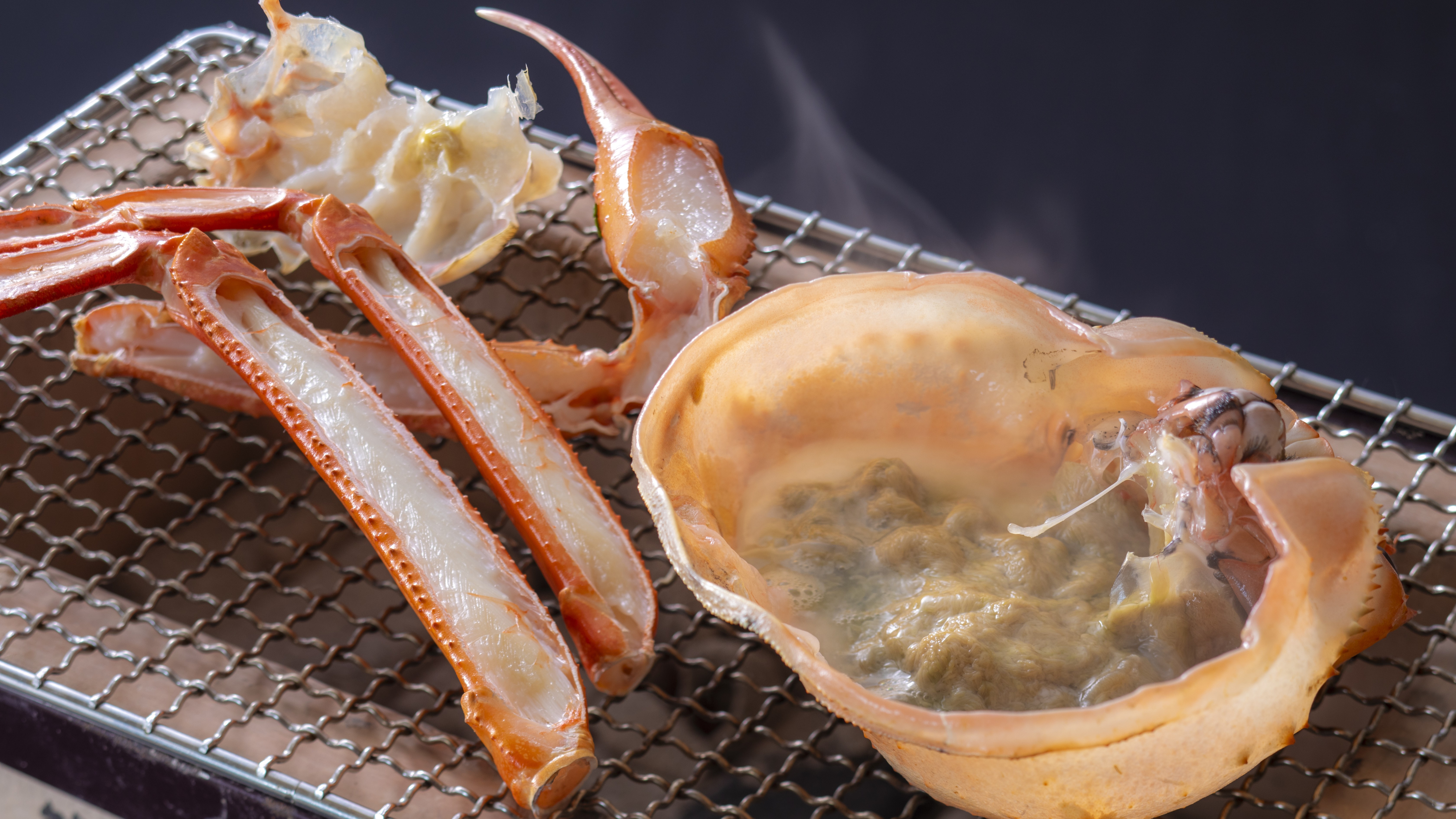 【春＆秋のお料理・焼きガニ】香住ガニをじっくりと炭火で焼くと、カニ本来の甘みと旨みが凝縮されます。