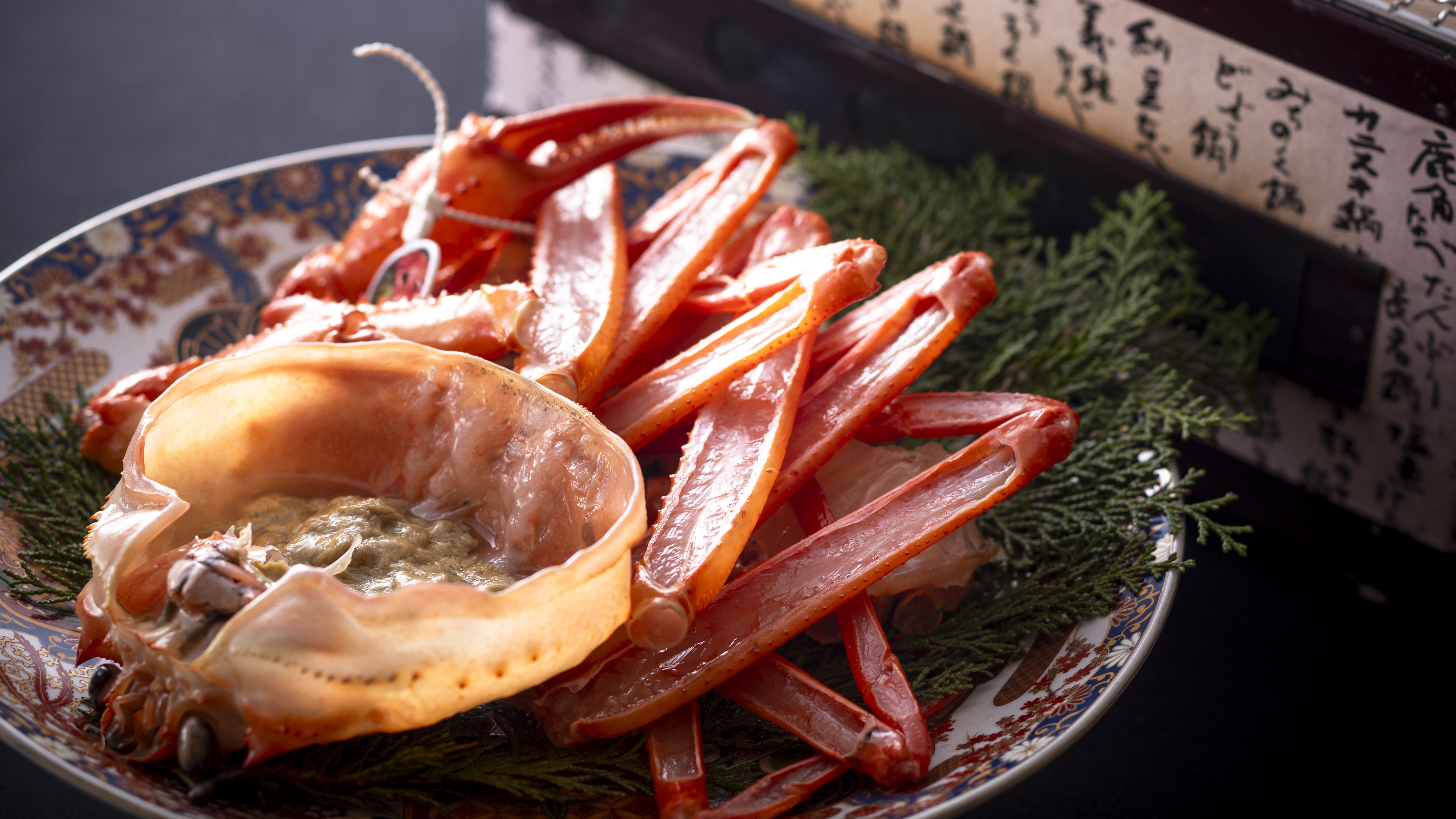 【春＆秋のお料理・焼きガニ】香住ガニをじっくりと炭火で焼くと、カニ本来の甘みと旨みが凝縮されます。