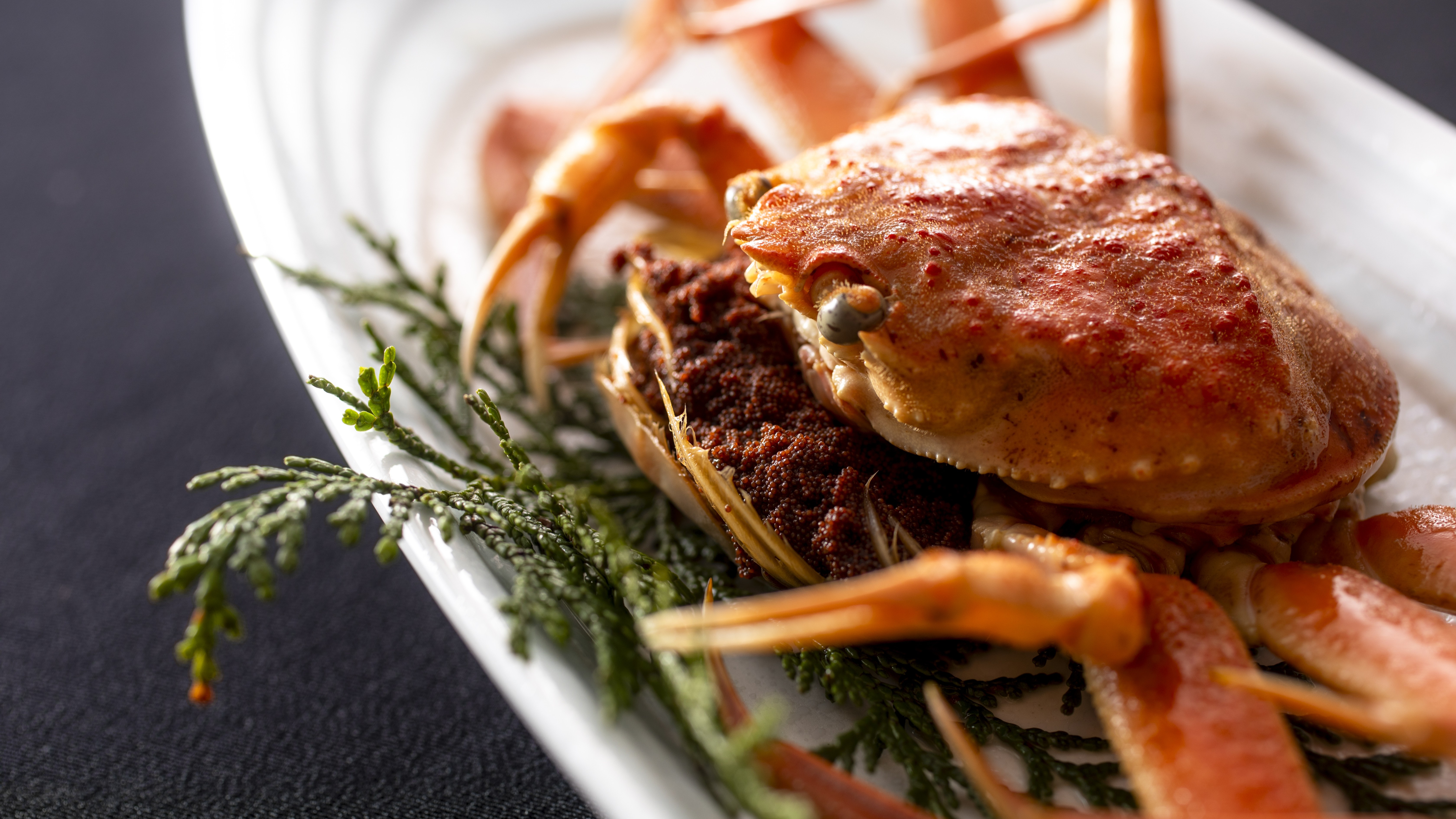 【冬のお料理・コッペガニ】身の旨みが凝縮され、濃厚な内子と、ぷちぷちとした食感の外子を。