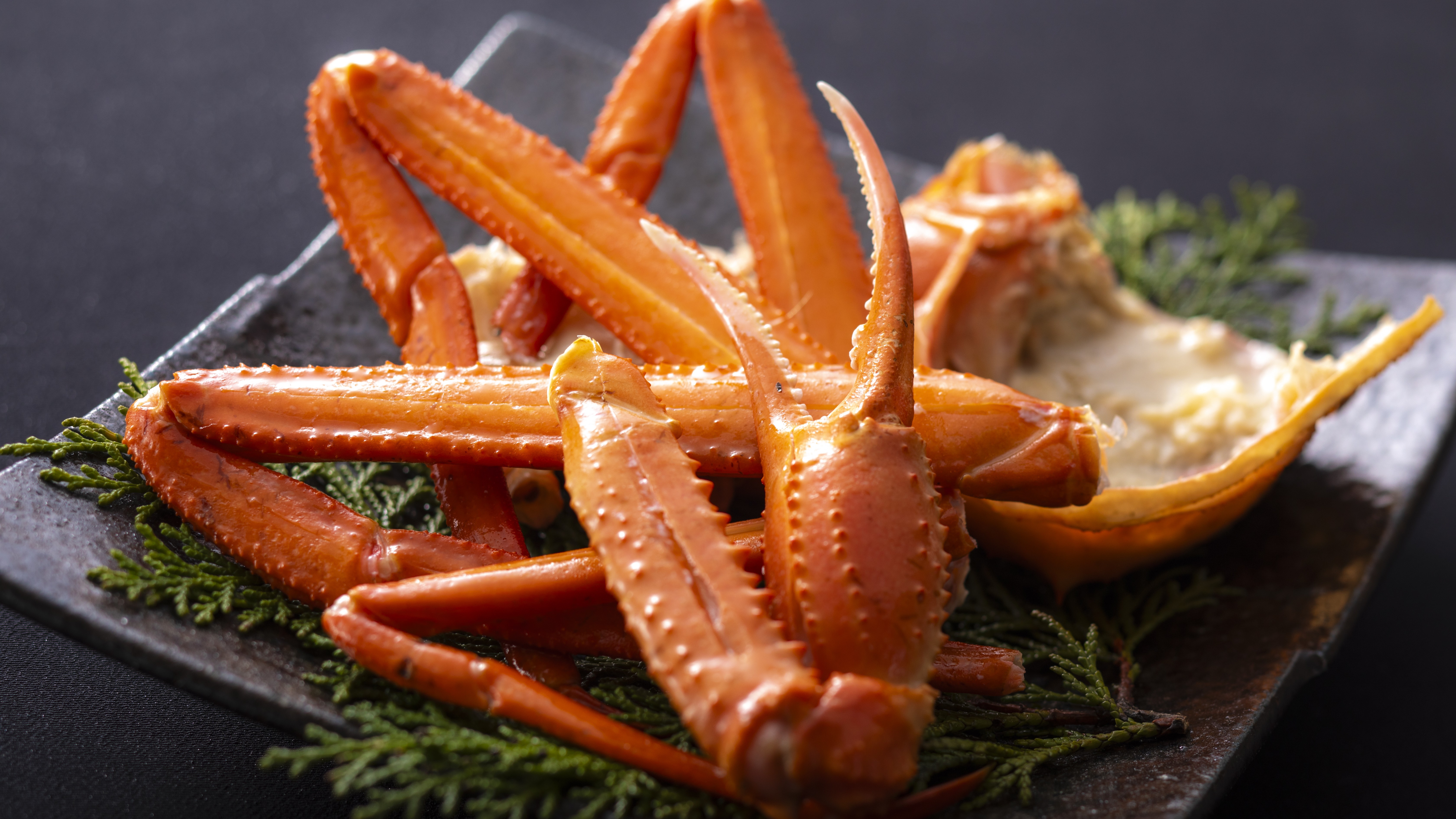 【春＆秋のお料理・茹でガニ】香住ガニのみずみずしい身の甘みと繊細な旨みをそのまま閉じ込めました。