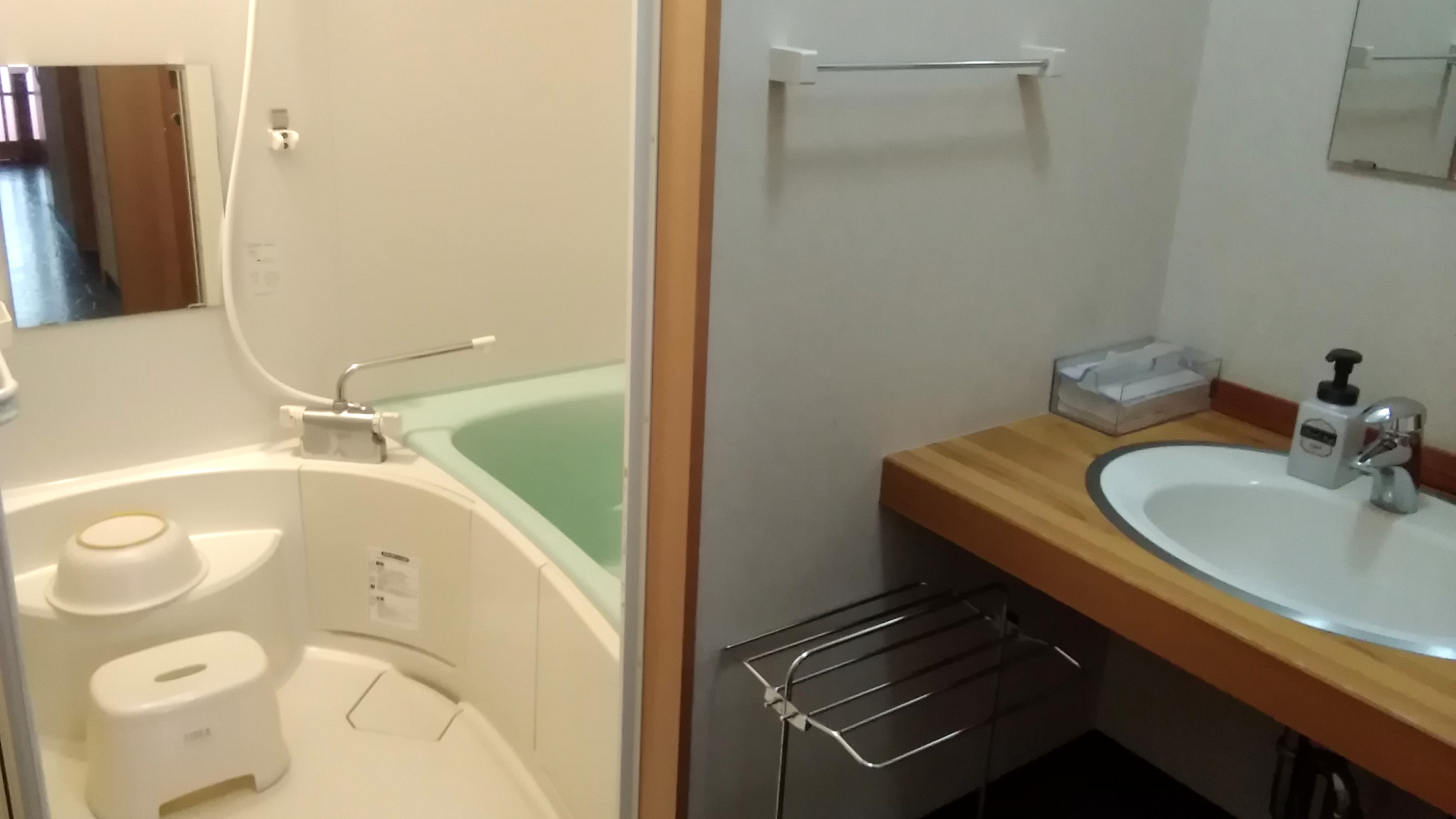 【特別室の洗面台と浴室】一例