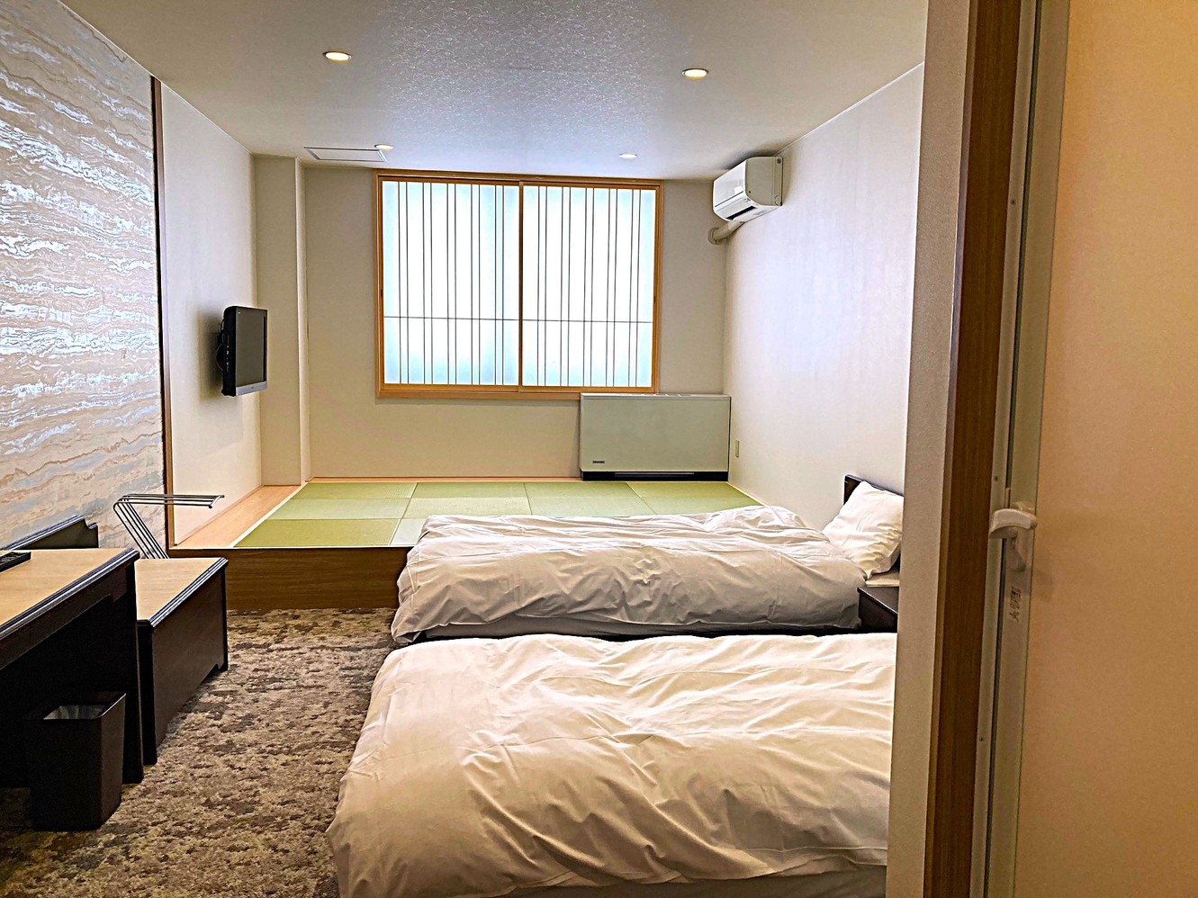 ゲレンデ0分　豪華A5飛騨牛陶板焼付　和洋室 バストイレ付　1泊2食リフト割引　　レンタル割引付