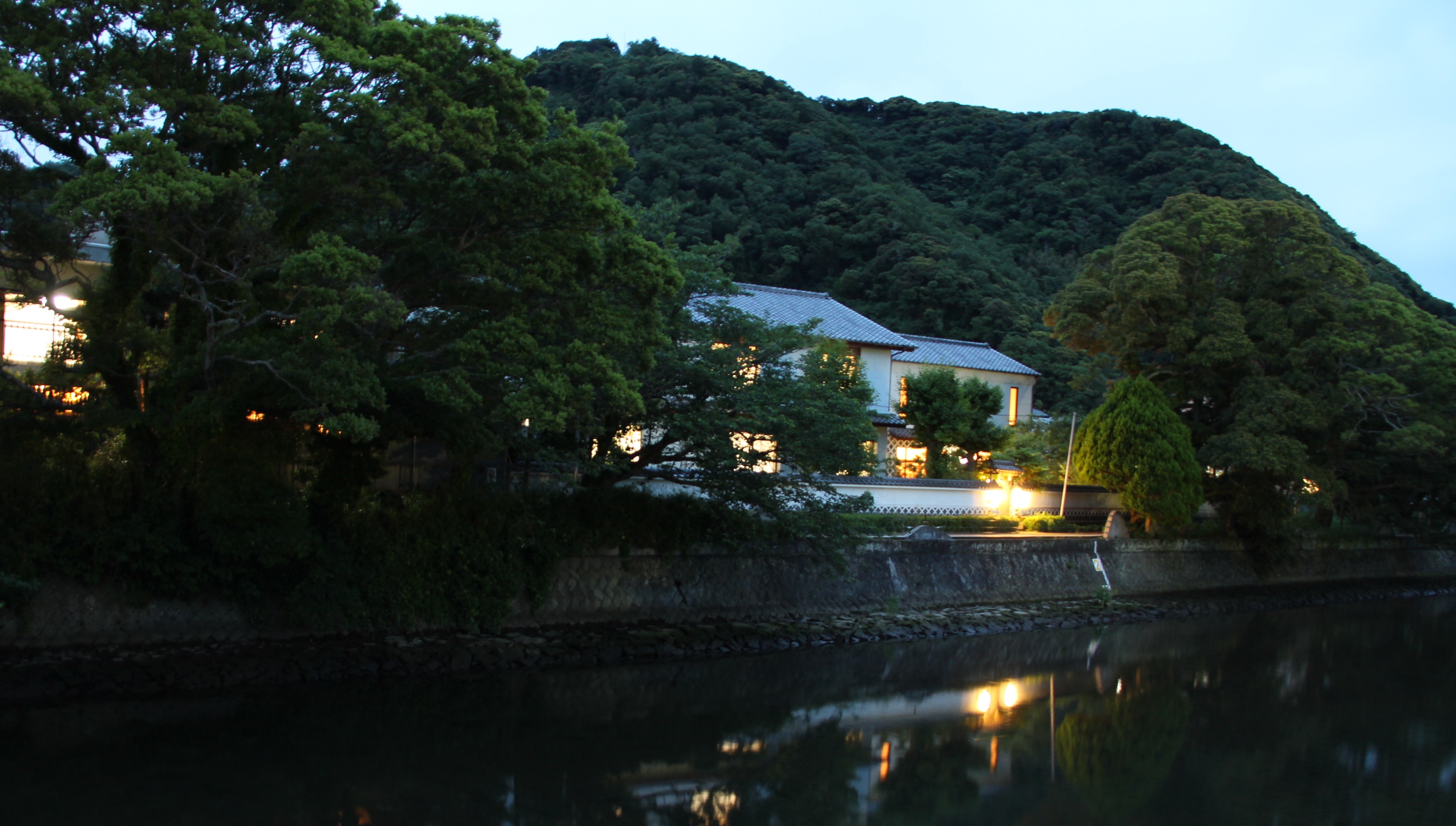 那賀川から見る御宿しんしま（夜）