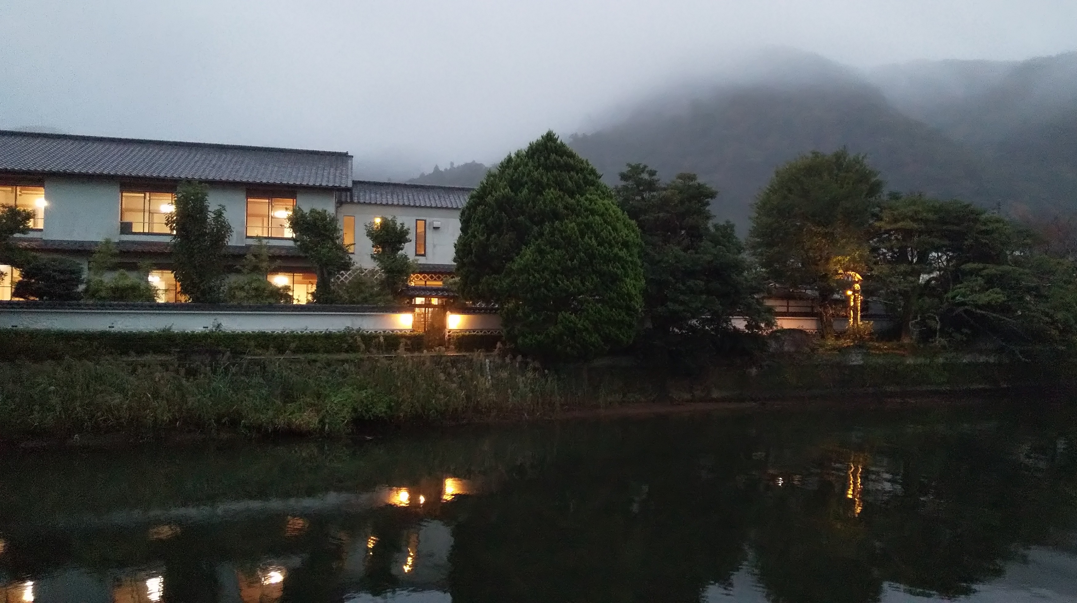 御宿しんしま　那賀川沿い　霧夕暮れ