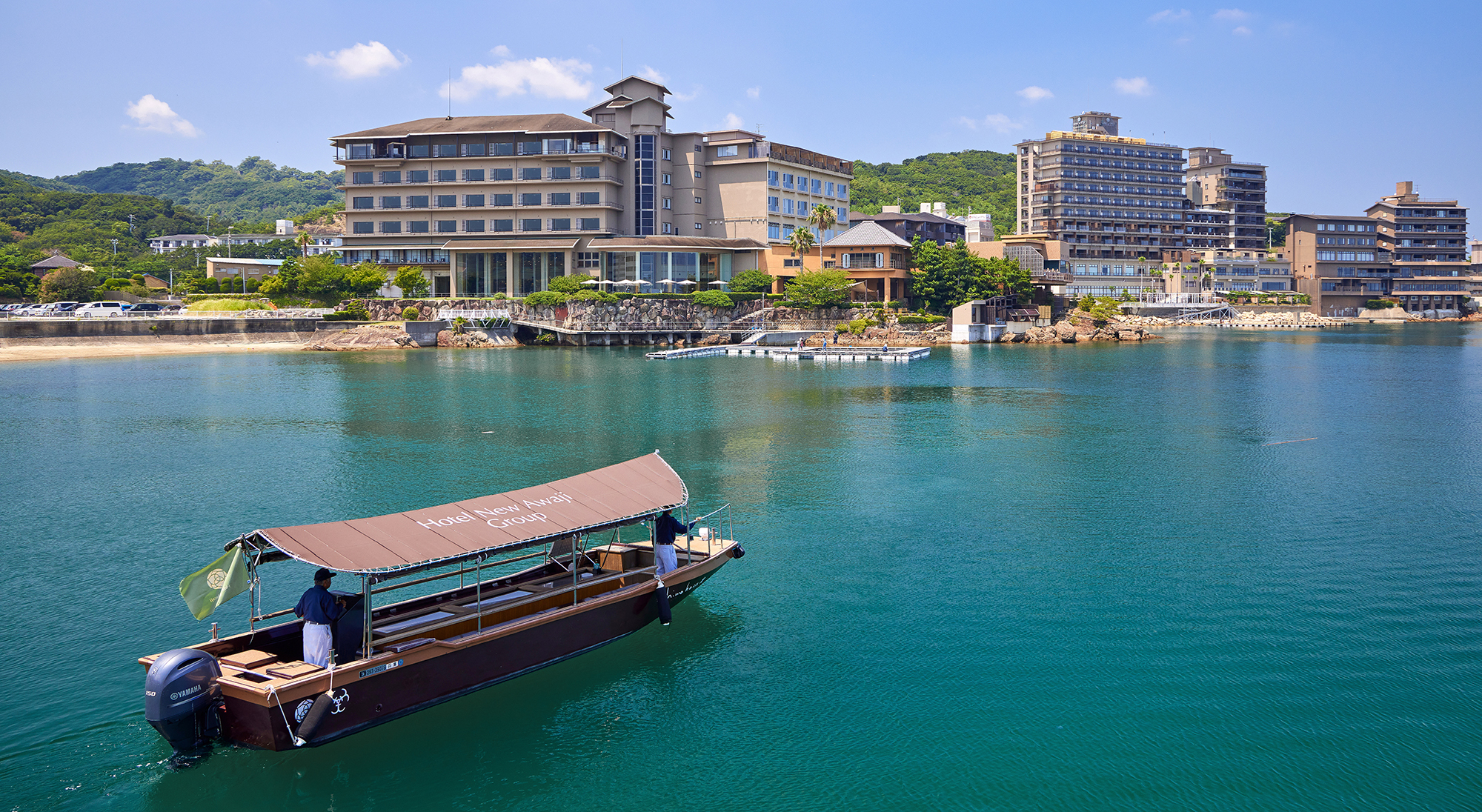 専用のグラスボートに乗ってグループホテルへの露天風呂巡りが可能です