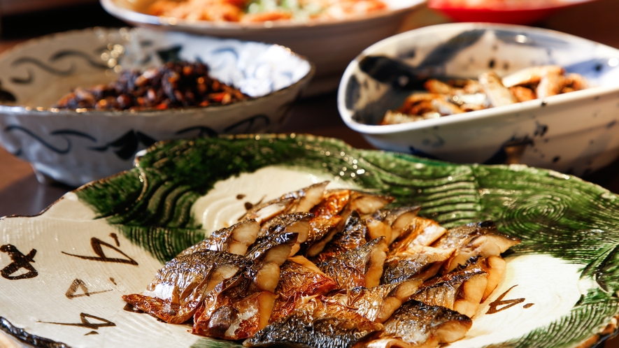 【朝食バイキング（イメージ）】季節の魚や野菜を使った和食のお惣菜も豊富