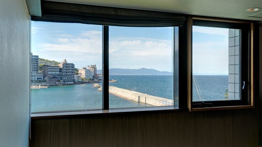≪ファミリーグランデ≫二方向に配した窓からは紀淡海峡を望む景色をの楽しめる