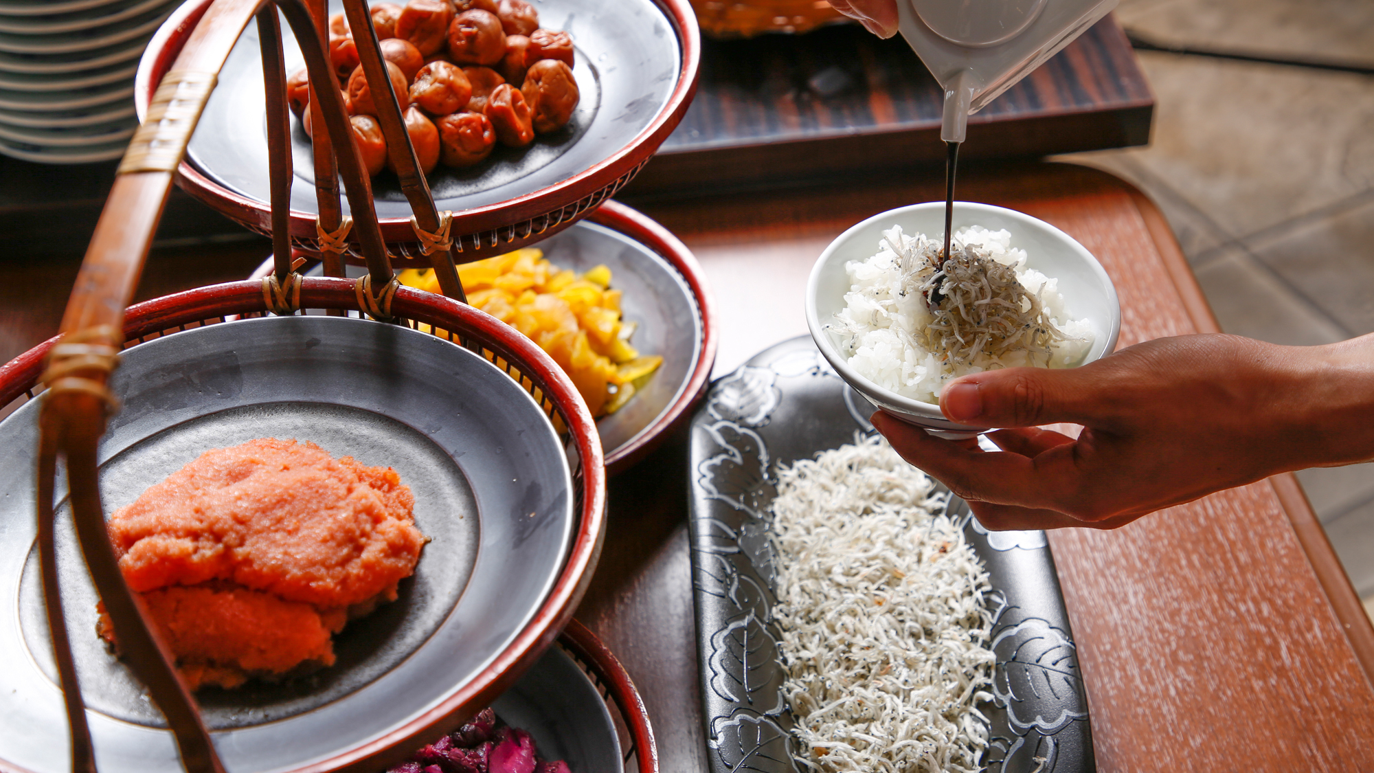 【朝食バイキング（イメージ）】ほかほかの御飯にお供をたっぷり乗せて島の手造り味噌で作る味噌汁も