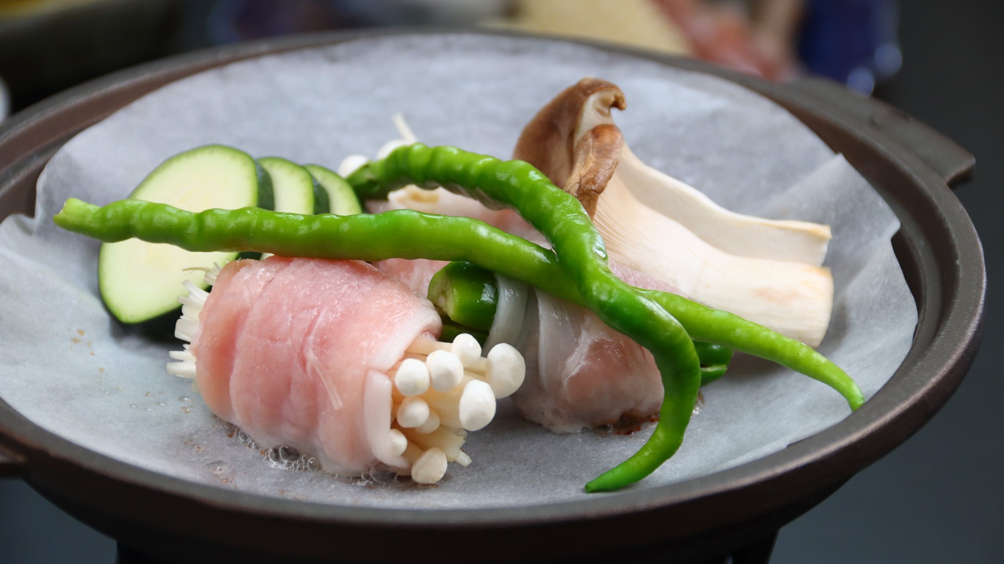 夕食_季節の野菜を添えた豚陶板焼き