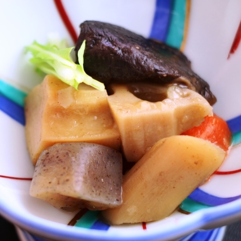 煮物-地元木曽の新鮮食材をふんだんに使った料理です。