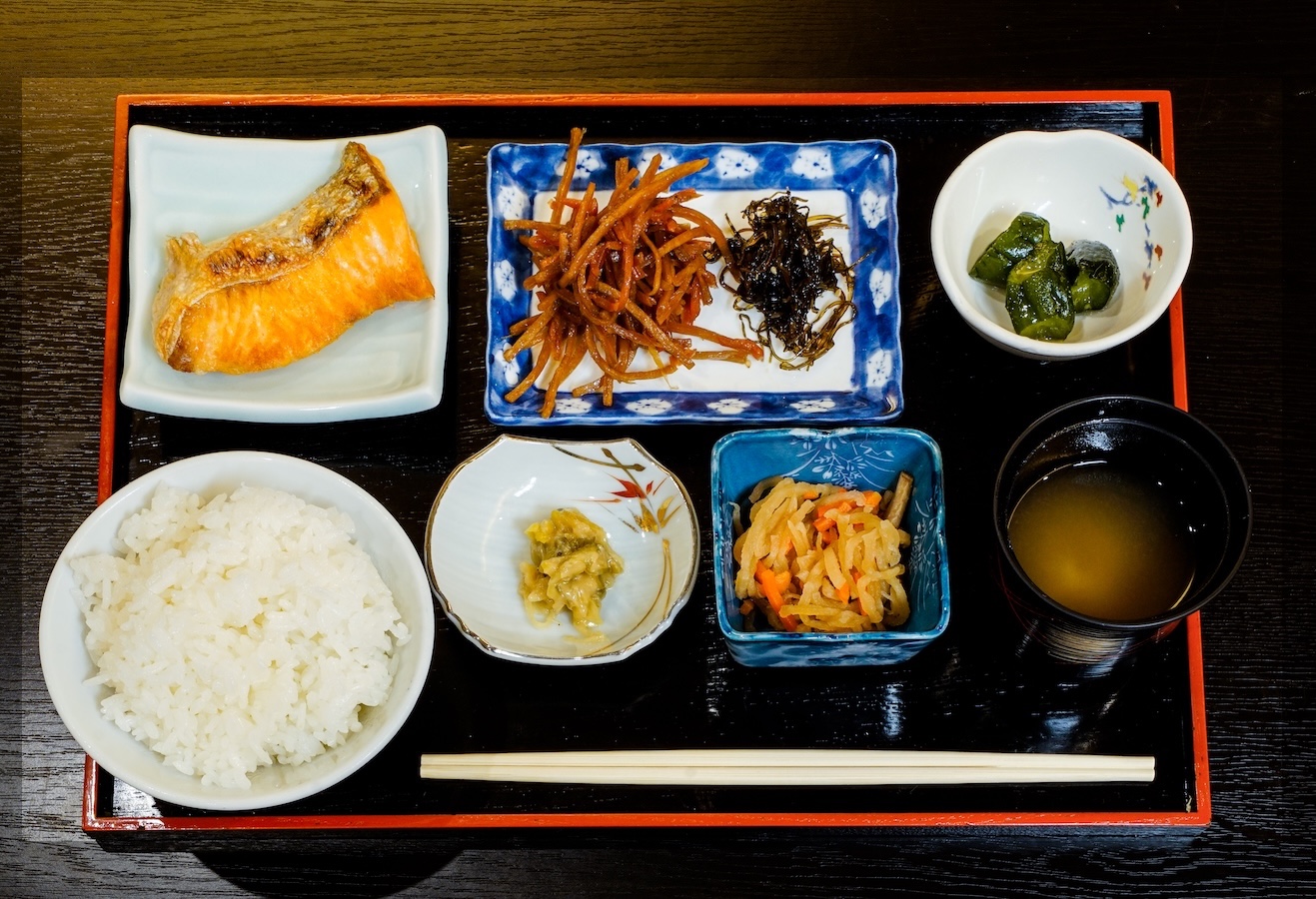 炊きたてご飯と温かいお味噌汁。6種のおかず付。