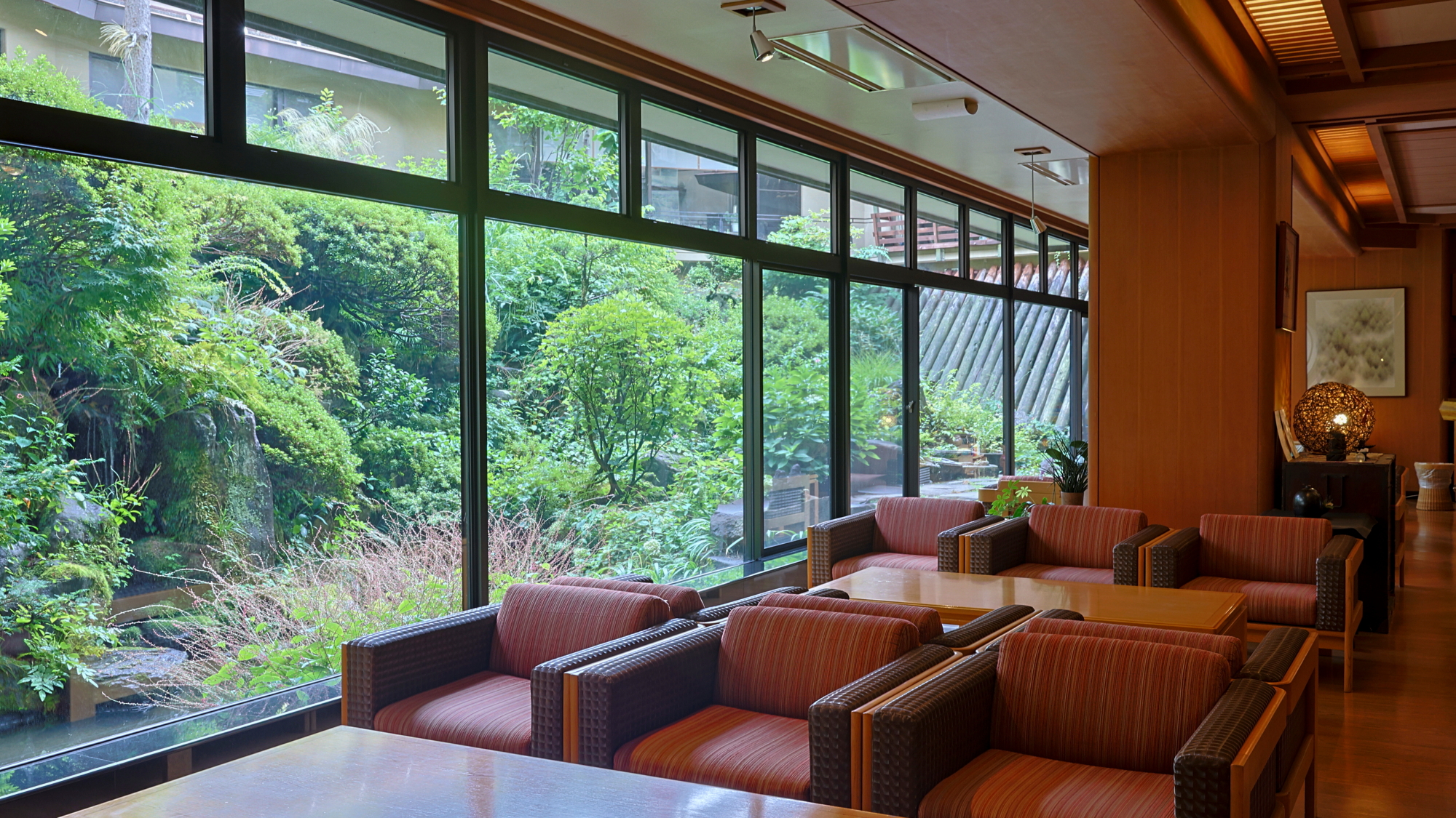 【ロビー】中庭を望む空間でお寛ぎ下さい