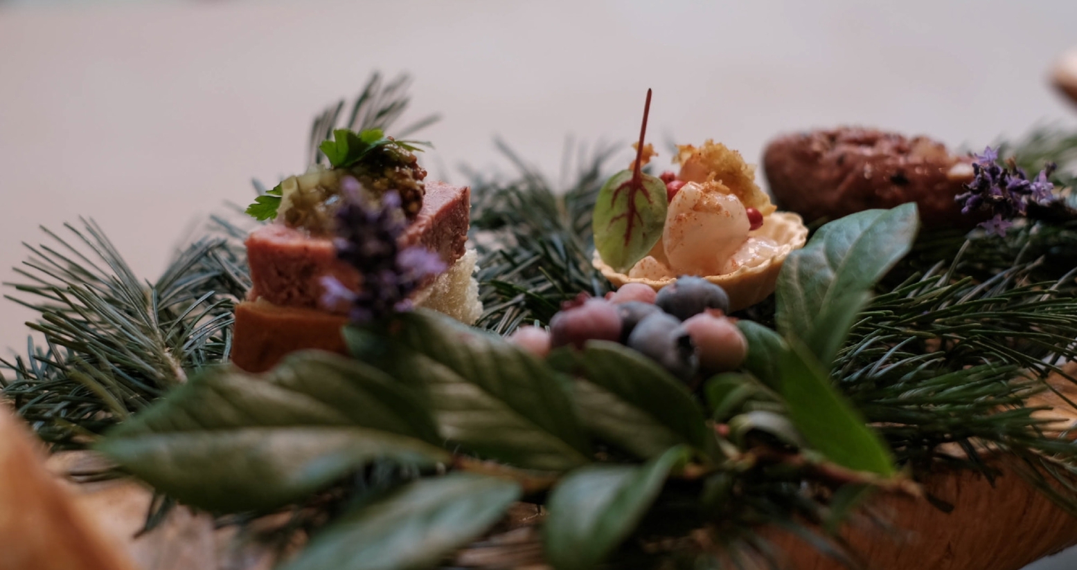 【ご夕食は別施設「翠巌別館 松直棘曲」にて】調理長 小松によるジャンルレスなフルコースを堪能