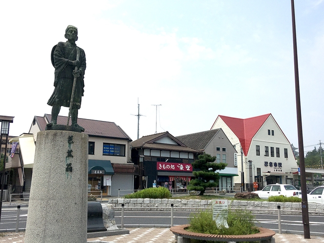 上野市駅前　芭蕉翁像