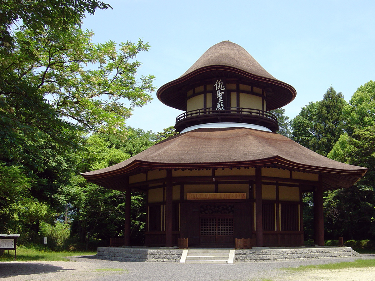 上野公園内　俳聖殿