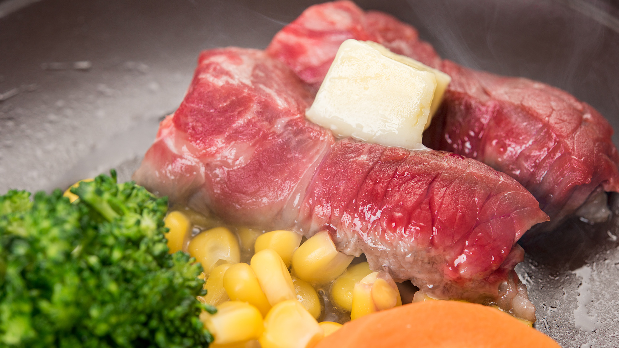 *【夕食一例：お肉】お好みの焼き加減でお召し上がり下さい。