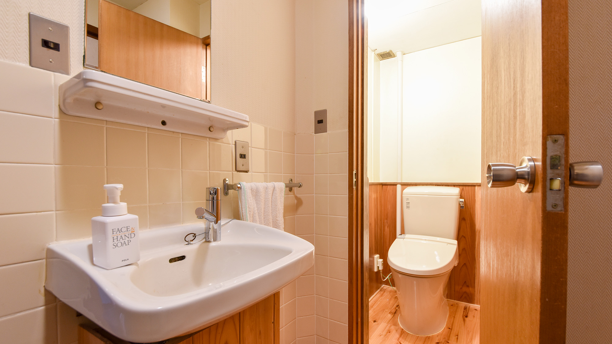 *【客室一例：和室10畳】洗面所とトイレを備え付けております。