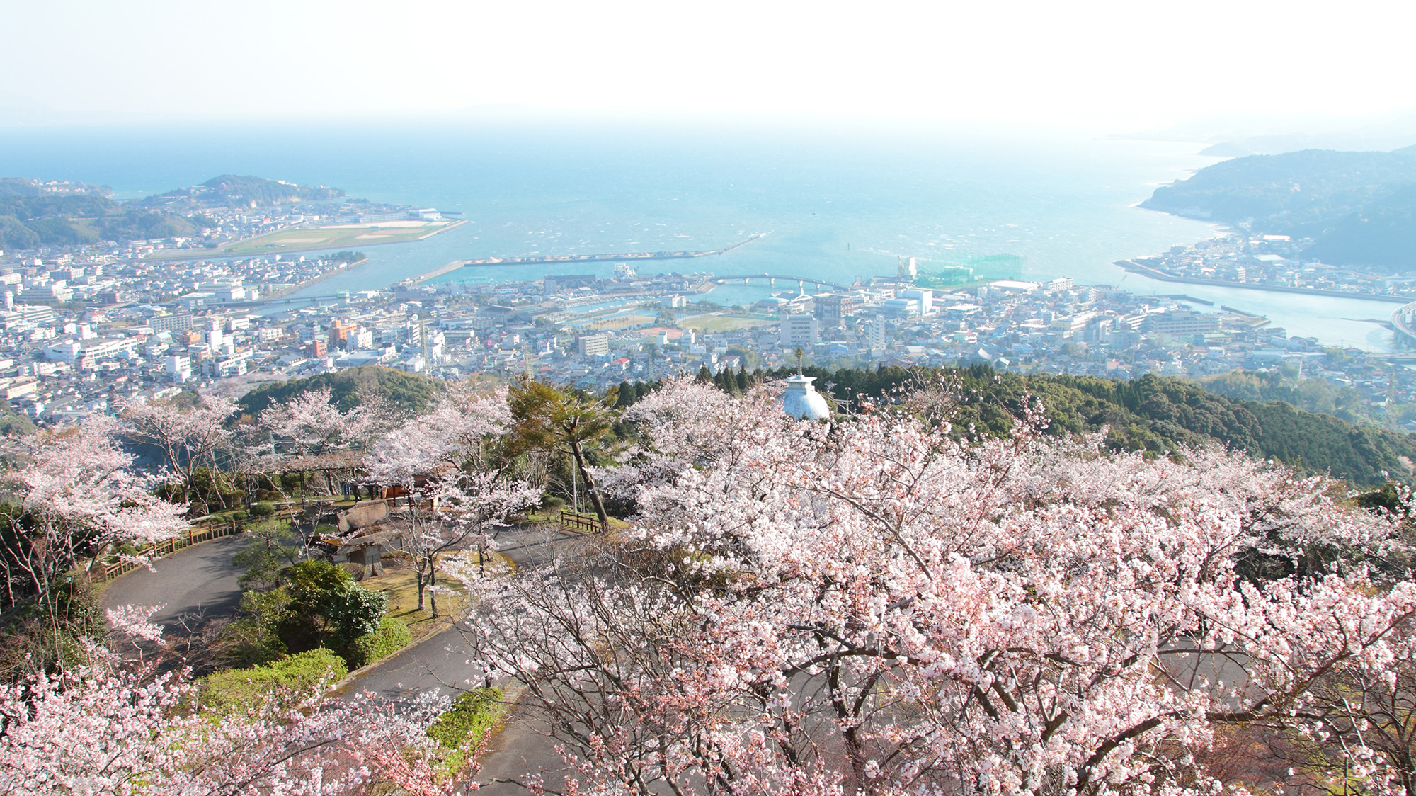 *【周辺観光：十万山展望台 】当館から車で約15分。春には展望台から満開の桜を一望することができます