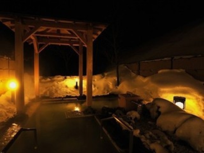 夜の雪見露天風呂