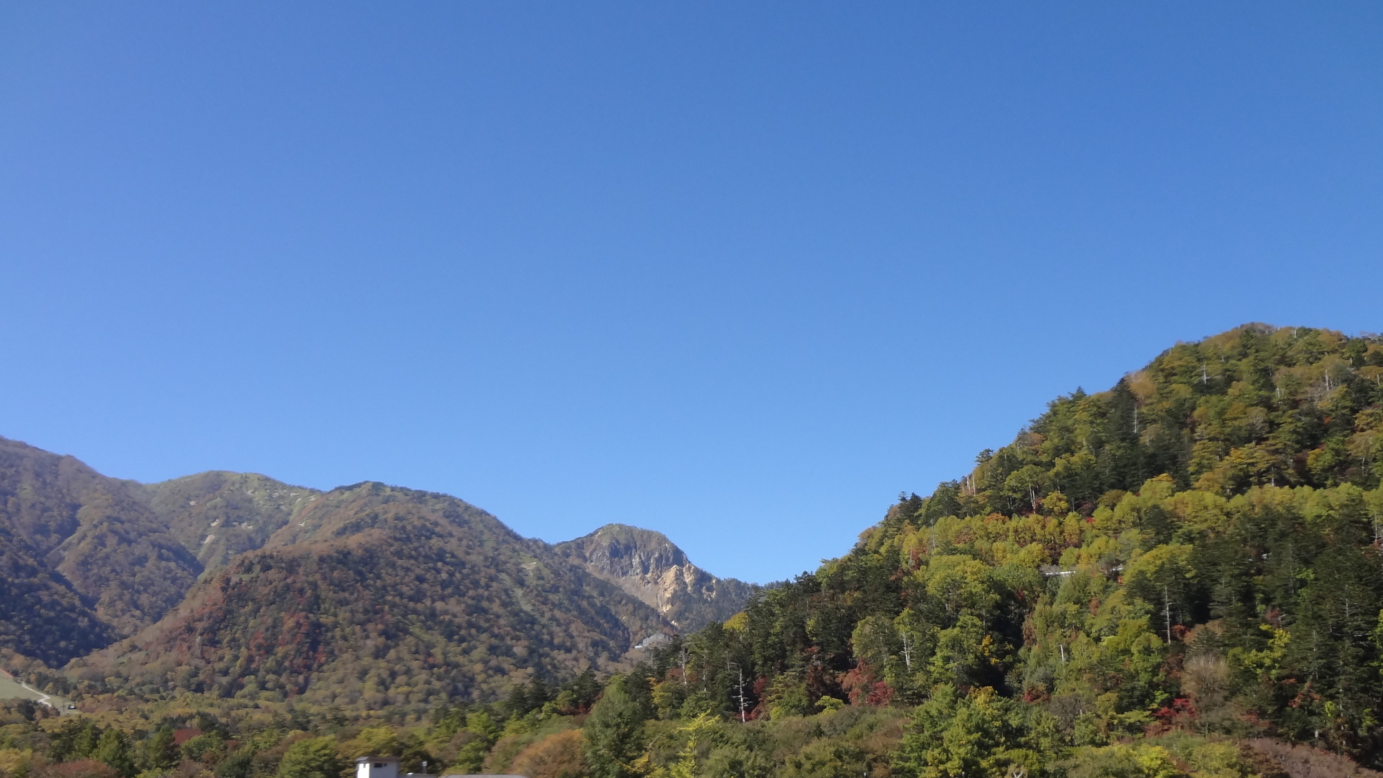 すべてのお部屋から、前白根山や五色山、金精山などの山々など壮大な景色をご覧いただけます。