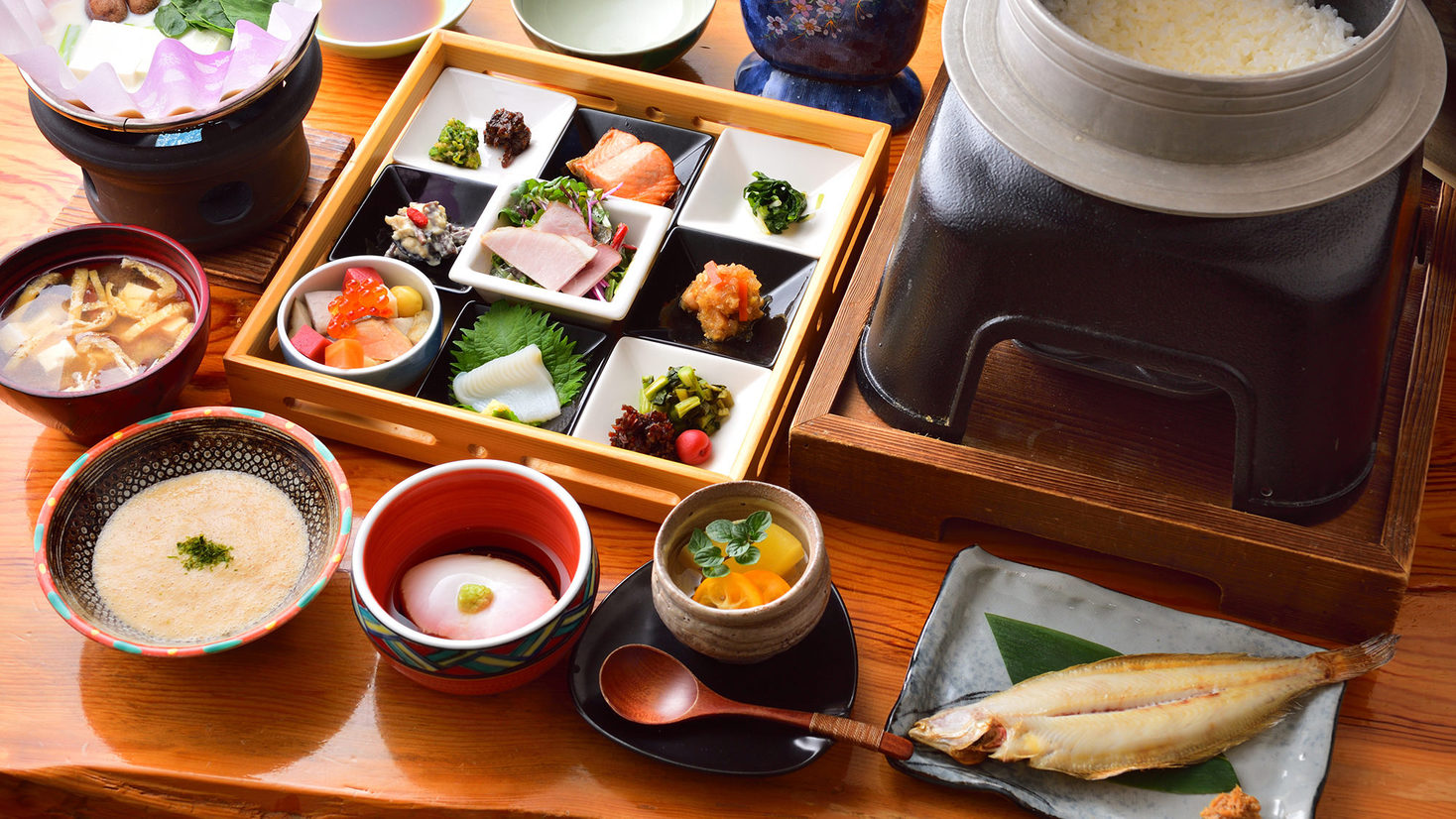 【夕食なし朝食付プラン】釜炊きの岩船産コシヒカリと味わう地元食材の朝ごはん