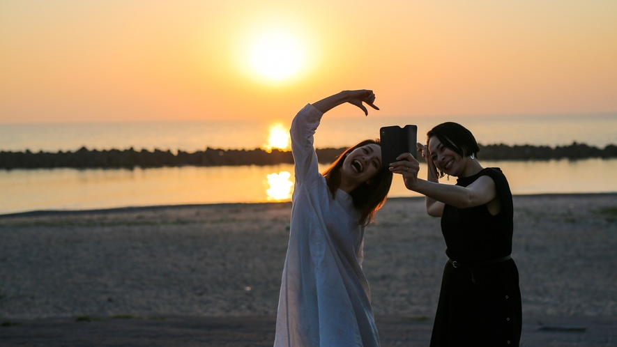 *周辺／瀬波海岸　当館より徒歩5分！「日本の夕陽100選」に数えられる美しい海岸