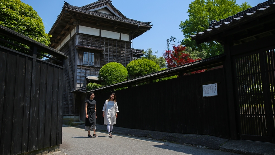 *周辺／黒塀通り（安善小路）　城下町の風情が漂う小路。歴史と趣が感じられます。