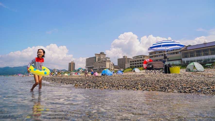 *周辺／瀬波温泉海水浴場　当館より徒歩5分♪水着に着替えて歩いていくことができます◎