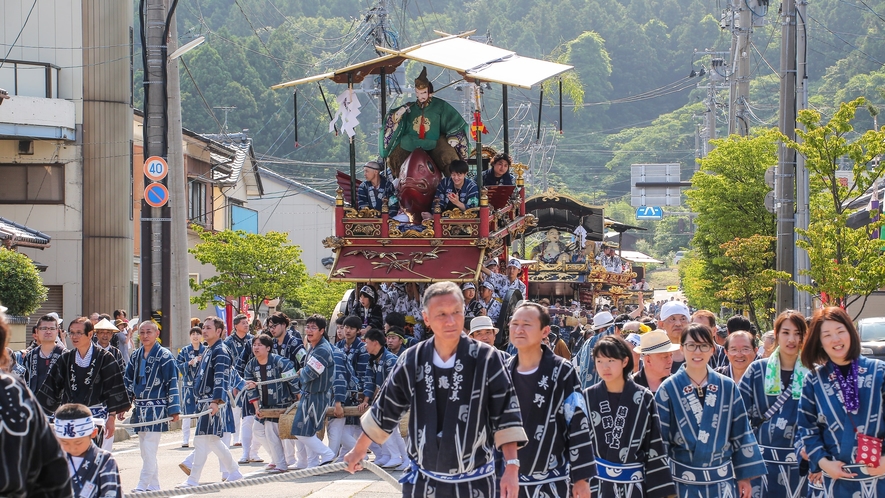 *周辺／村上大祭（7月7日） 金銀飾りの絢爛豪華なシャギリ屋台が市の中心部を巡り歩く様は圧巻です