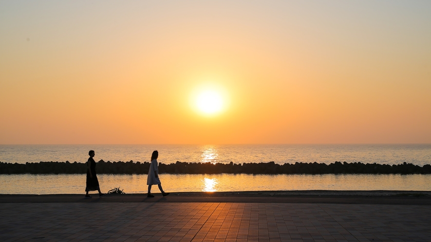 *周辺／瀬波海岸の夕日　思わずカメラを構えてしまう、美しい夕日の一瞬に出会えることも。