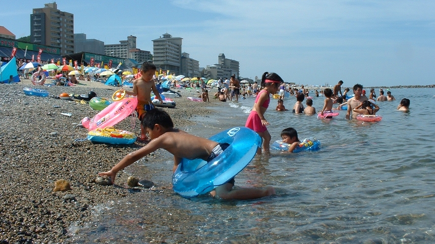 *周辺／瀬波温泉海水浴場　夏は海水浴で大賑わい！当館より海岸は徒歩5分で便利な立地