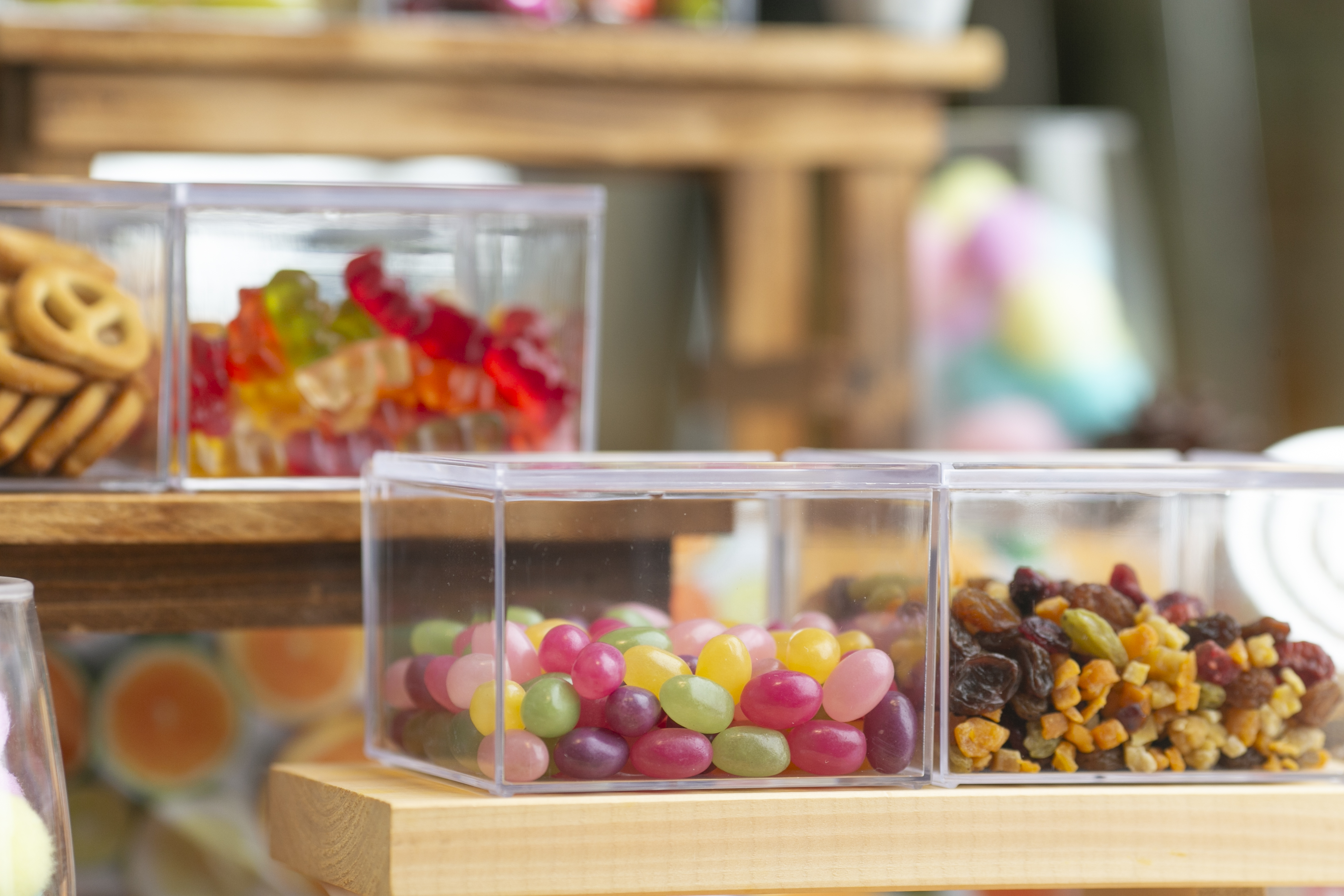 おもてなしラウンジではお茶菓子のサービスもございます