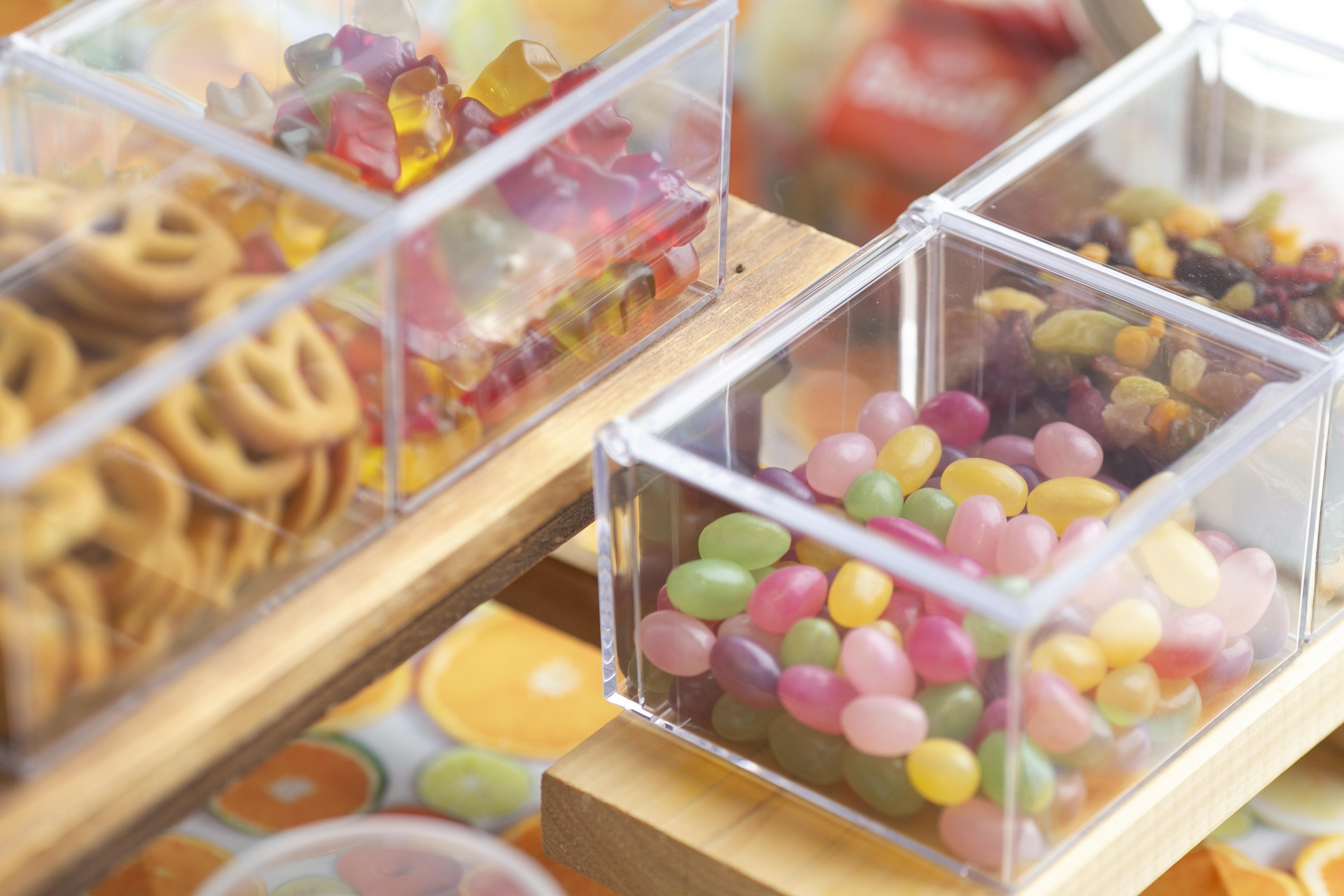 おもてなしラウンジではお茶菓子のサービスもございます