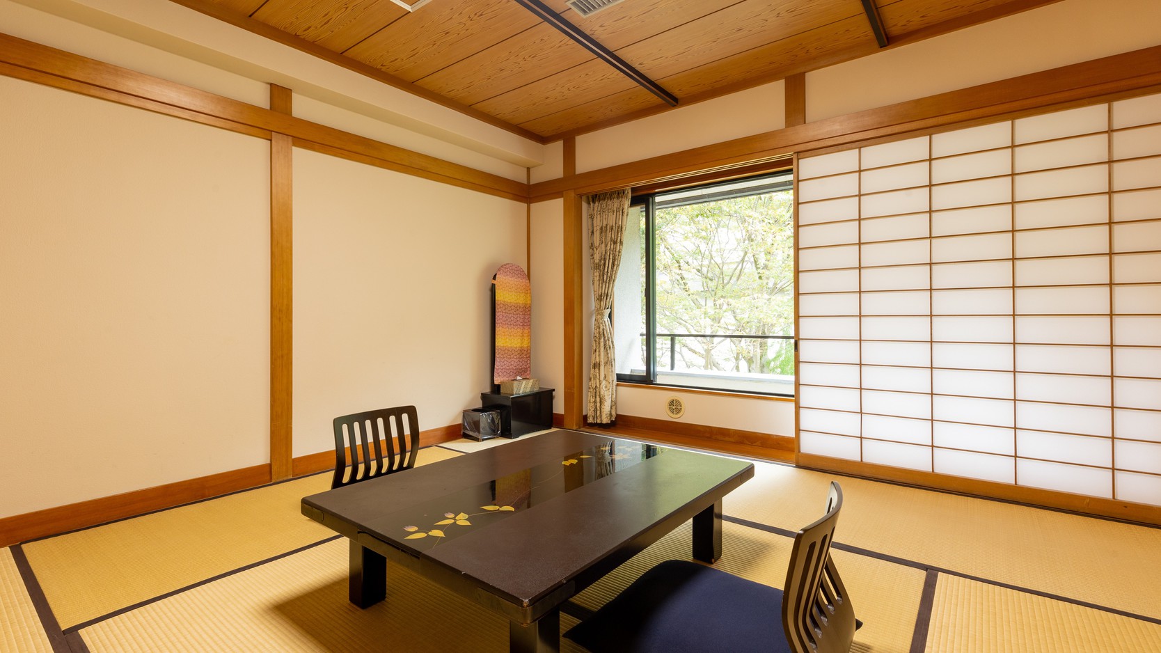 【池の棟】山側・二間大部屋客室(例:和室8畳+15畳)