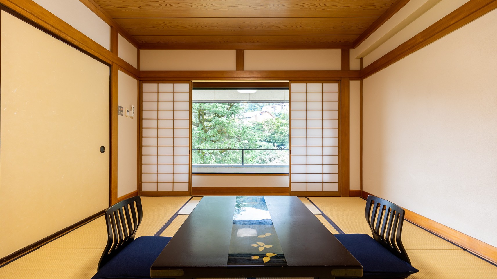 【池の棟】庭園側・二間大部屋客室（例：10畳＋12.5畳）