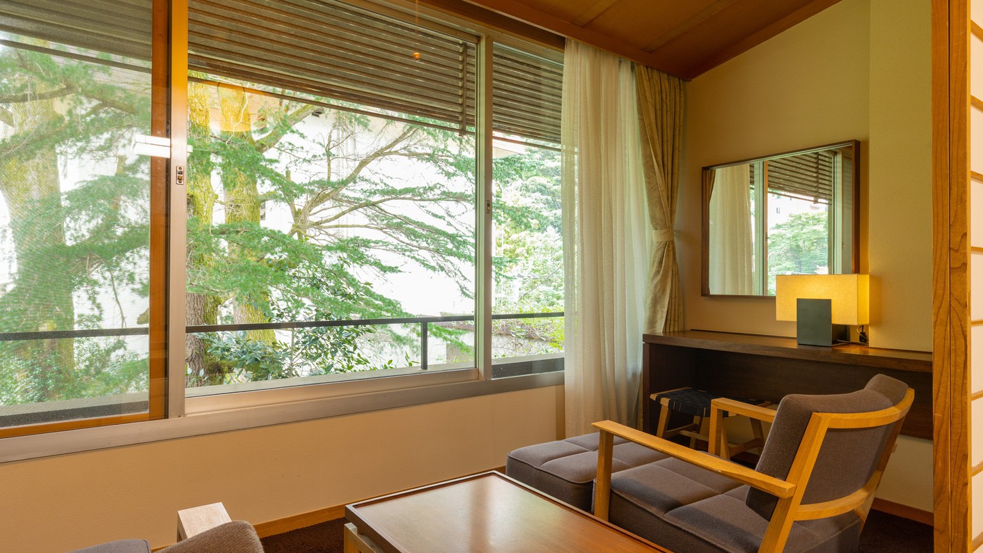 【本　館】庭園側・一般客室（和室10畳＋広縁）