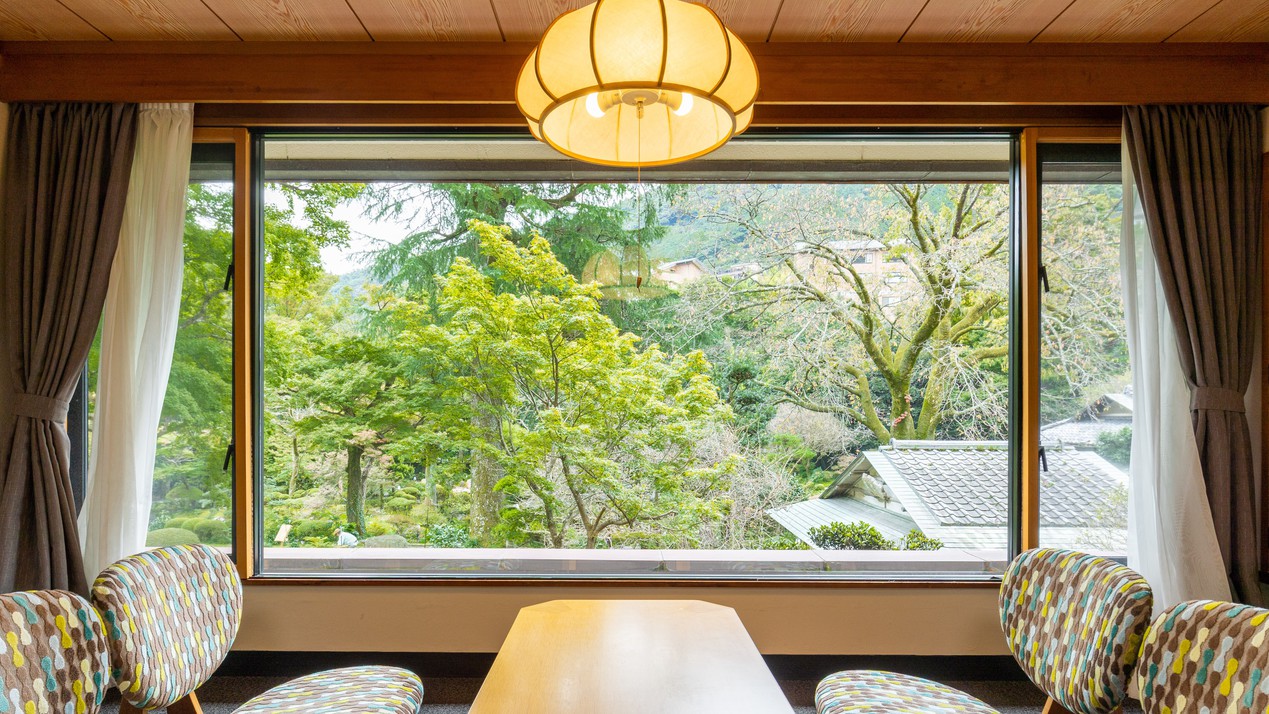 【池の棟】庭園側・山月園正面「池泉の間」（和室10畳+広縁）