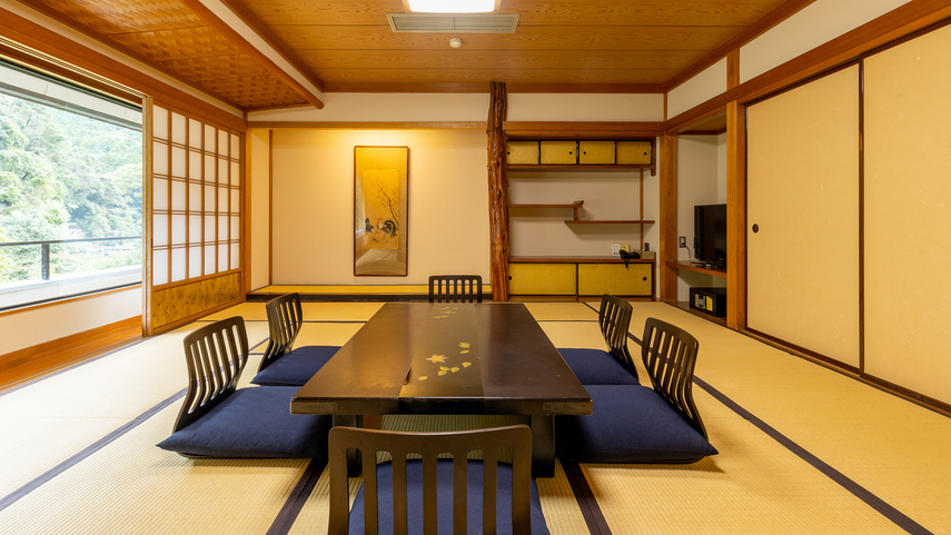 【池の棟】山側・二間大部屋客室(例:和室8畳+15畳)